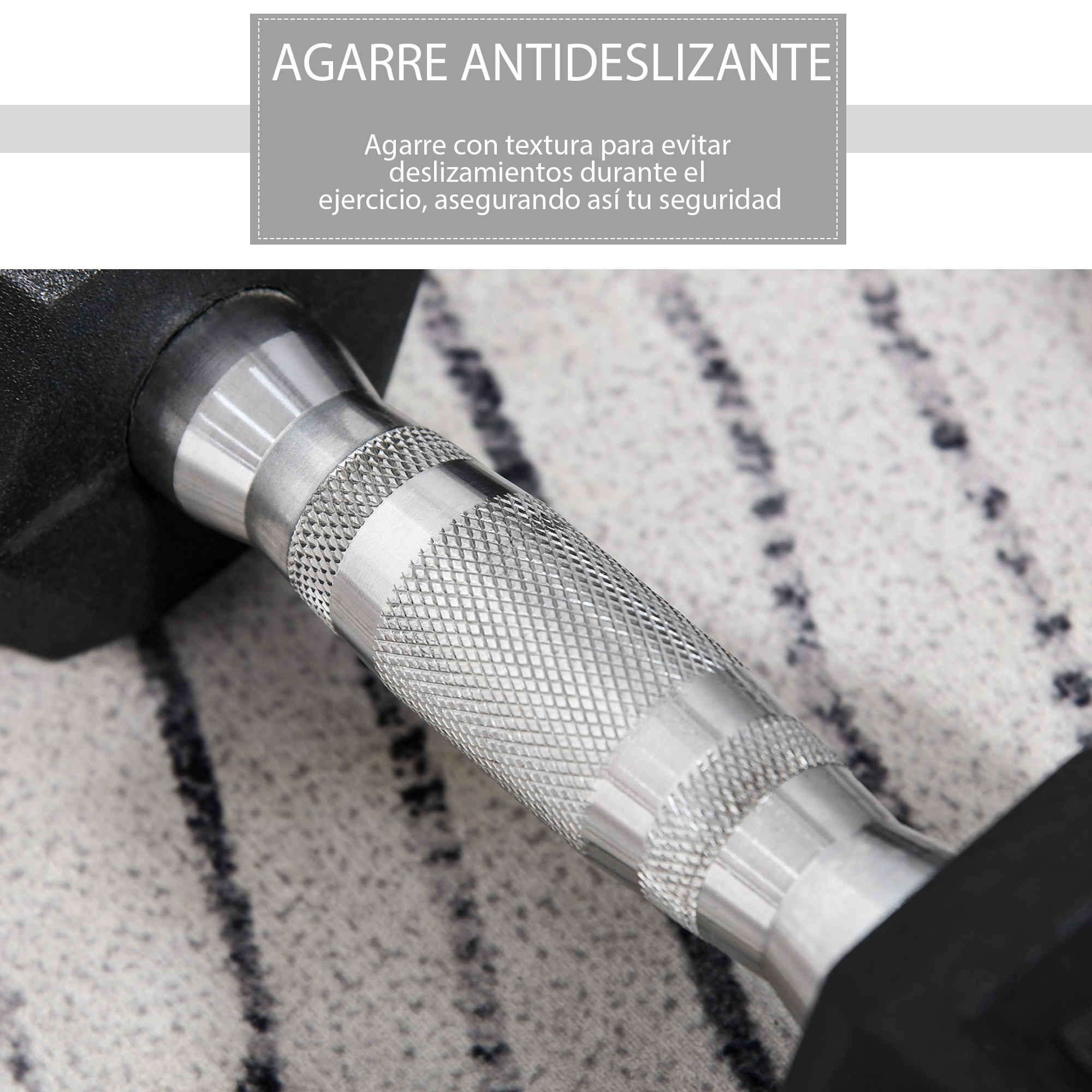 Primer plano de una mancuerna plateada con agarre texturizado, contra un fondo borroso.