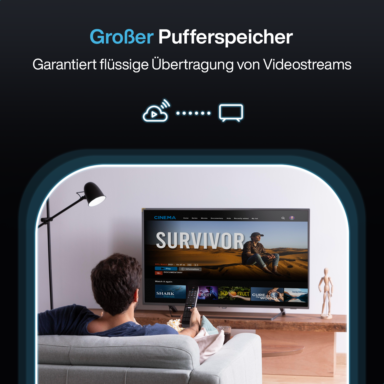 Un uomo guarda la TV con un telecomando. La TV mostra un film.