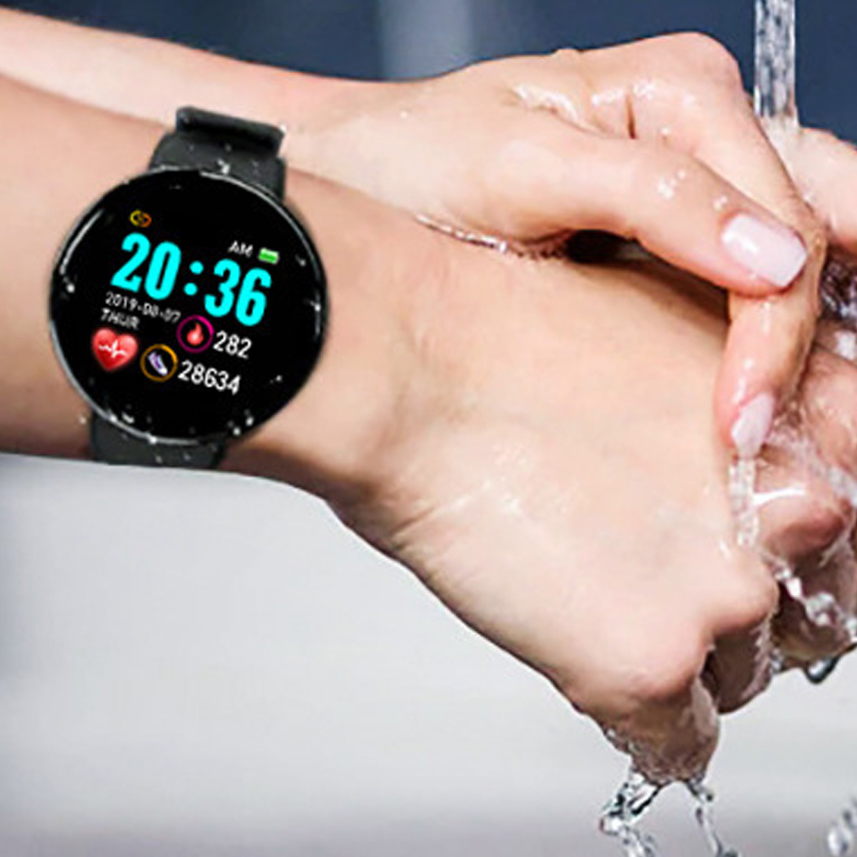 Händewaschen mit Smartwatch, die Zeit, Datum und Gesundheitsdaten anzeigt. Wasser fließt über die Hand.