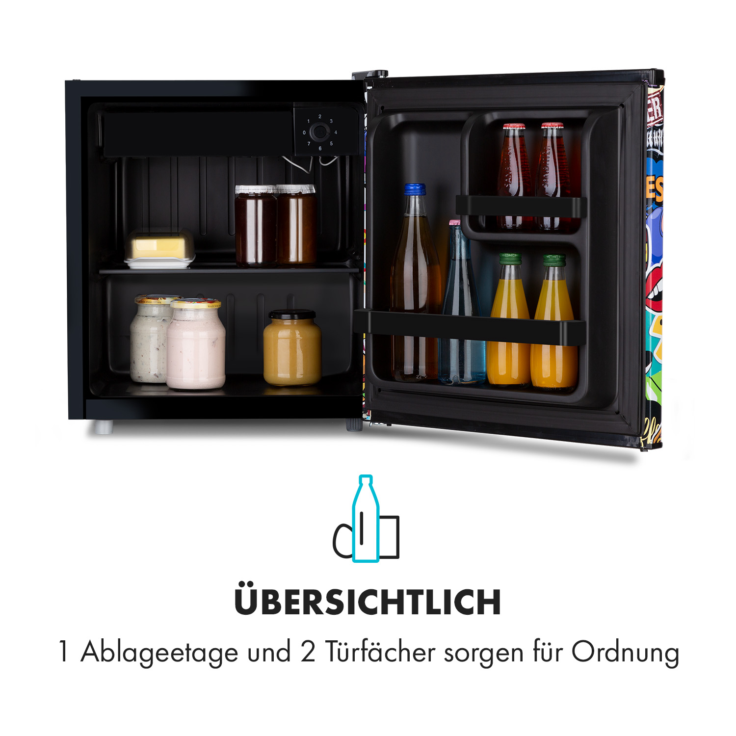 Minikühlschrank mit Essen und Getränken. Geöffnete Tür.