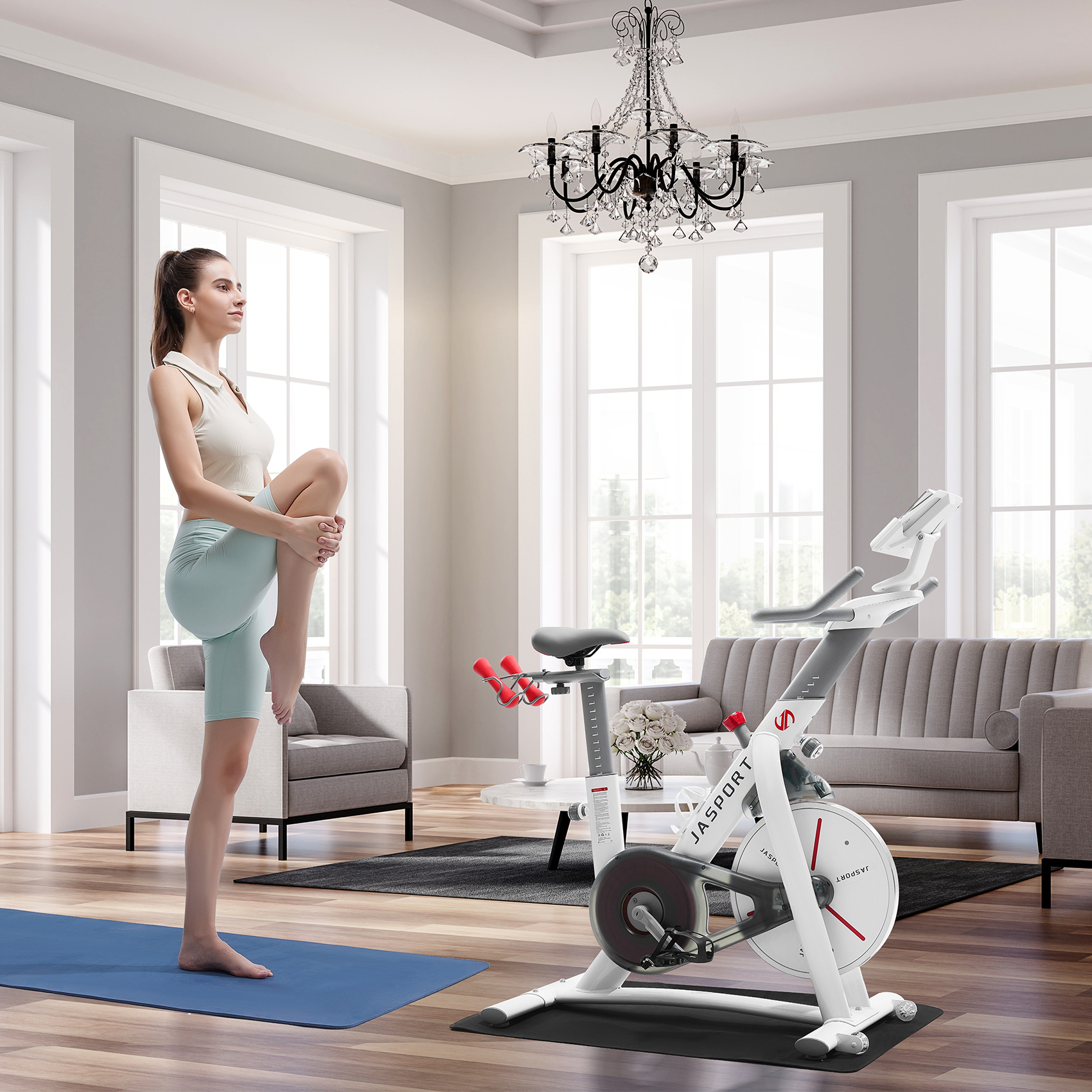 Eine Frau auf einer Yogamatte, die ihr Bein dehnt. Ein Heimtrainer und Wohnzimmer im Hintergrund.