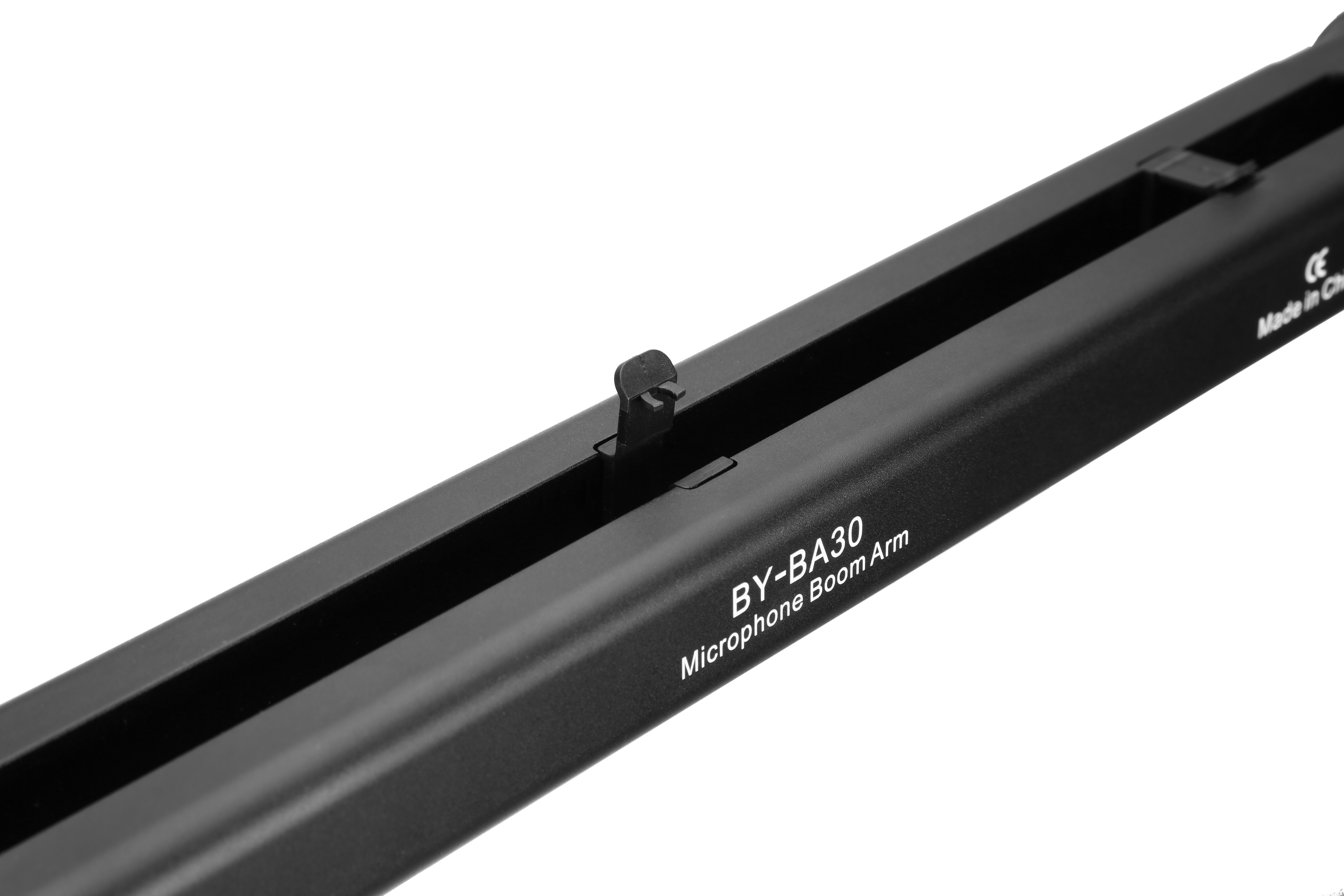 Brazo de brazo de micrófono negro con el texto "BY-BA30 Microphone Boom Arm" en él.