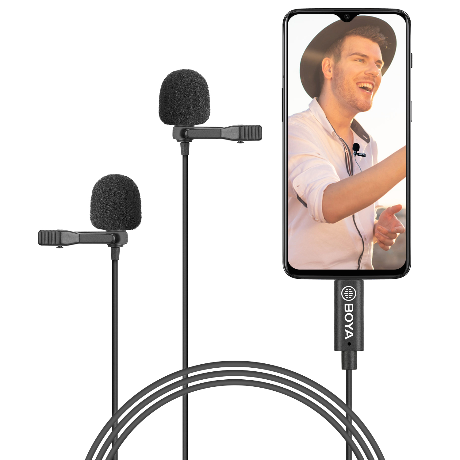 Due microfoni a clip collegati a un telefono che mostra un uomo che parla. Connettore BOYA visibile.