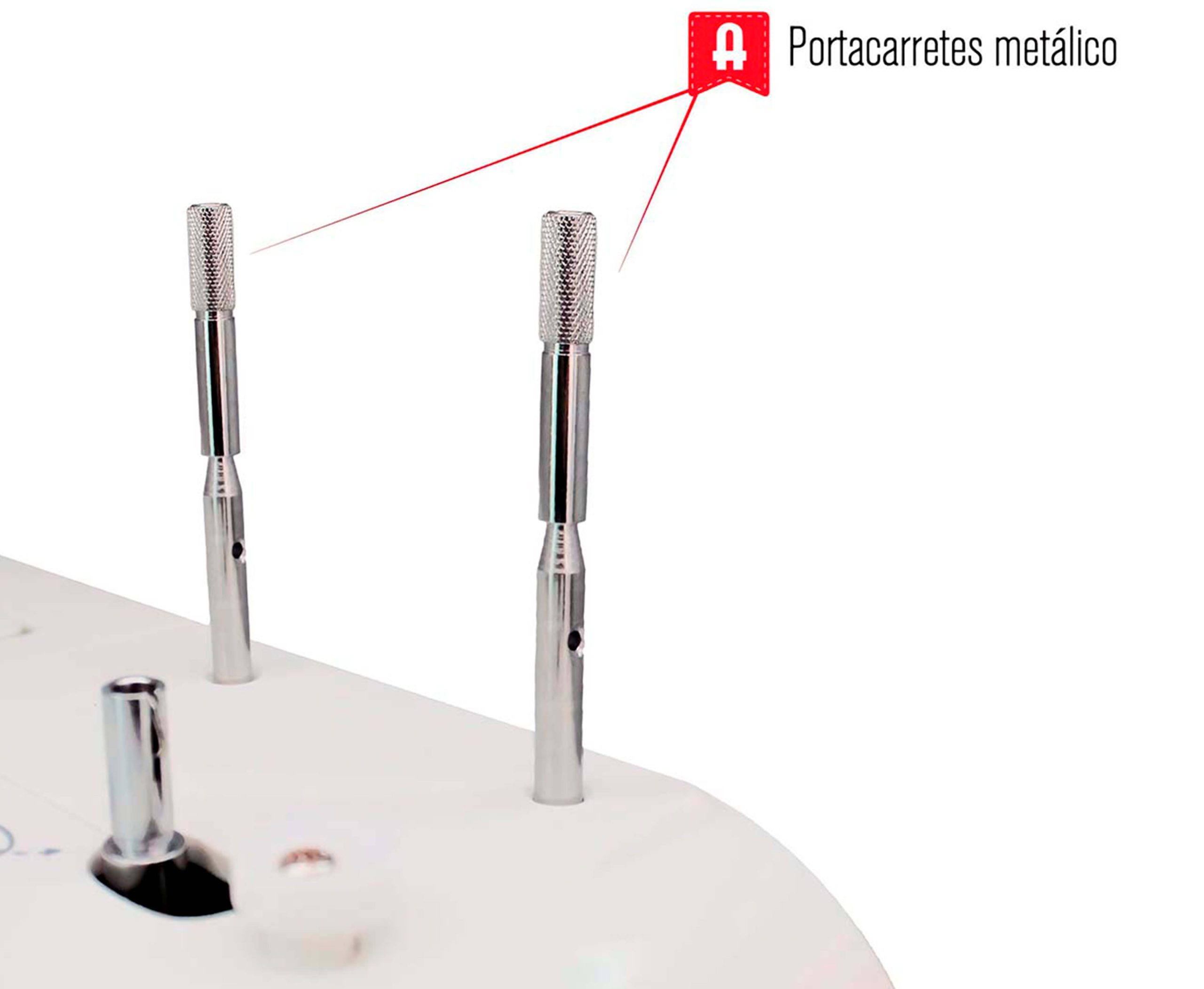 Zbliżenie trzech srebrnych metalowych uchwytów na szpule na białej powierzchni. Czerwony tekst.