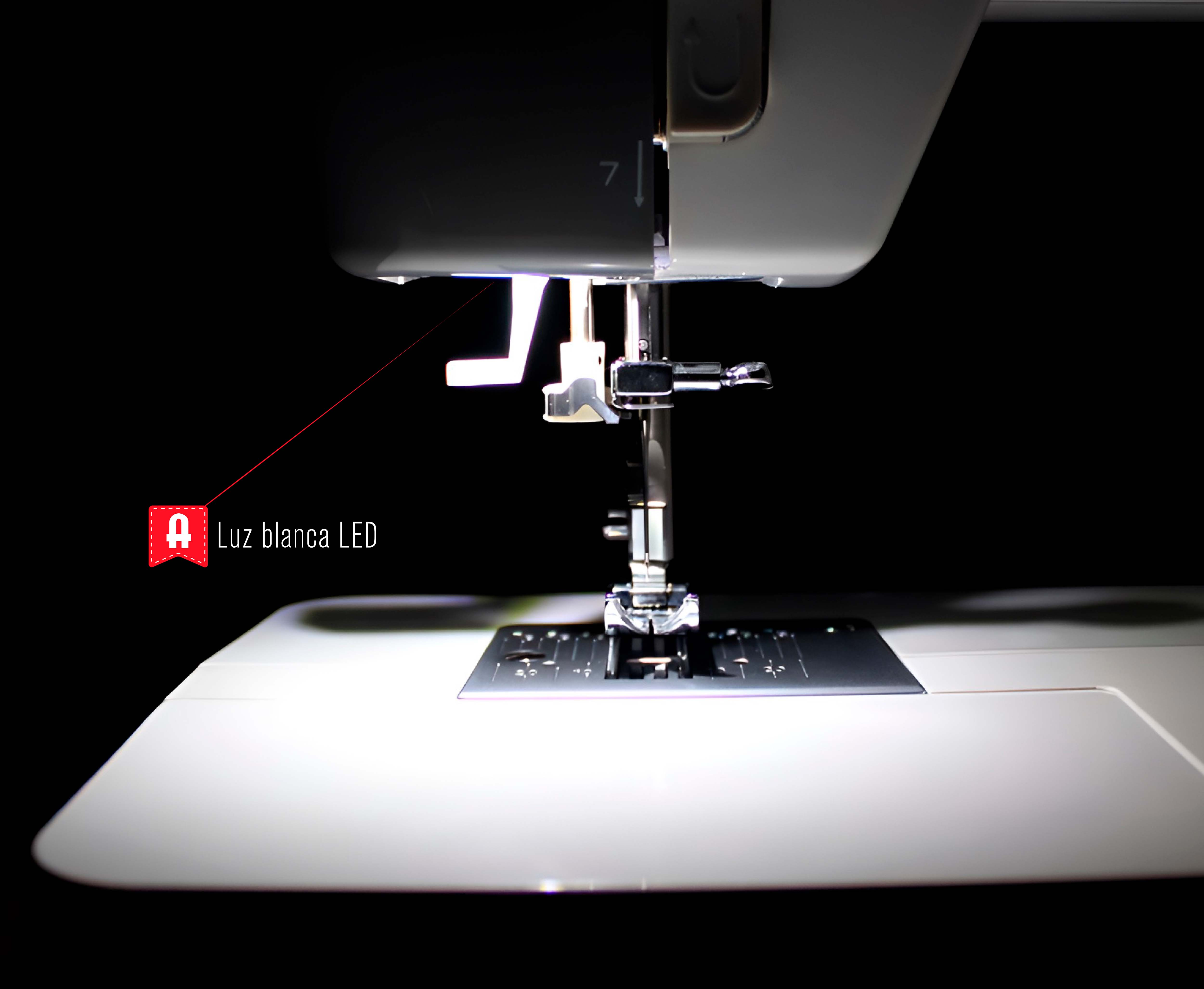 Zbliżenie maszyny do szycia. Widoczna igła i światło. Czarno-biała maszyna.