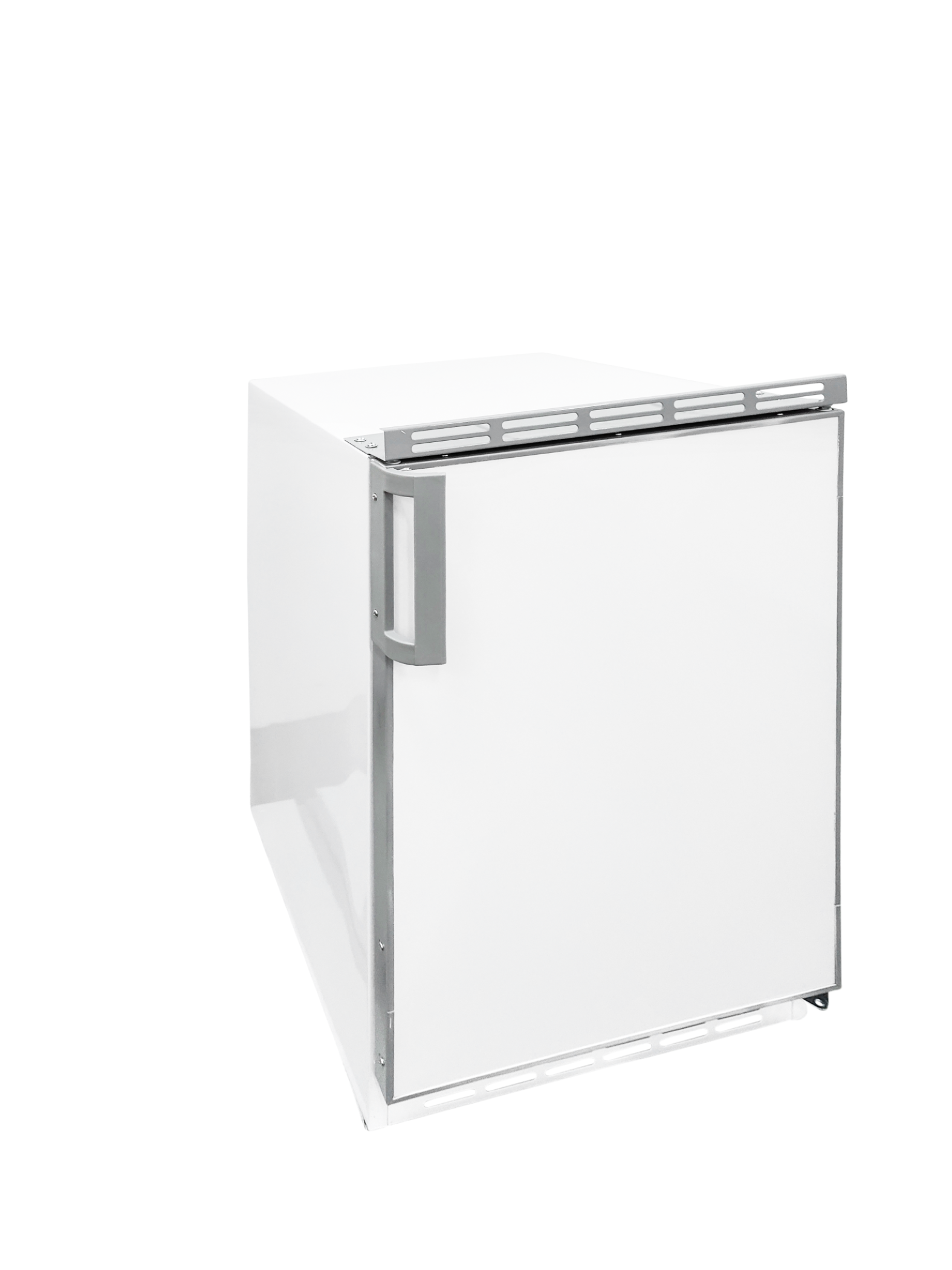 Weißer Mini-Kühlschrank auf weißem Hintergrund, schräge Ansicht.