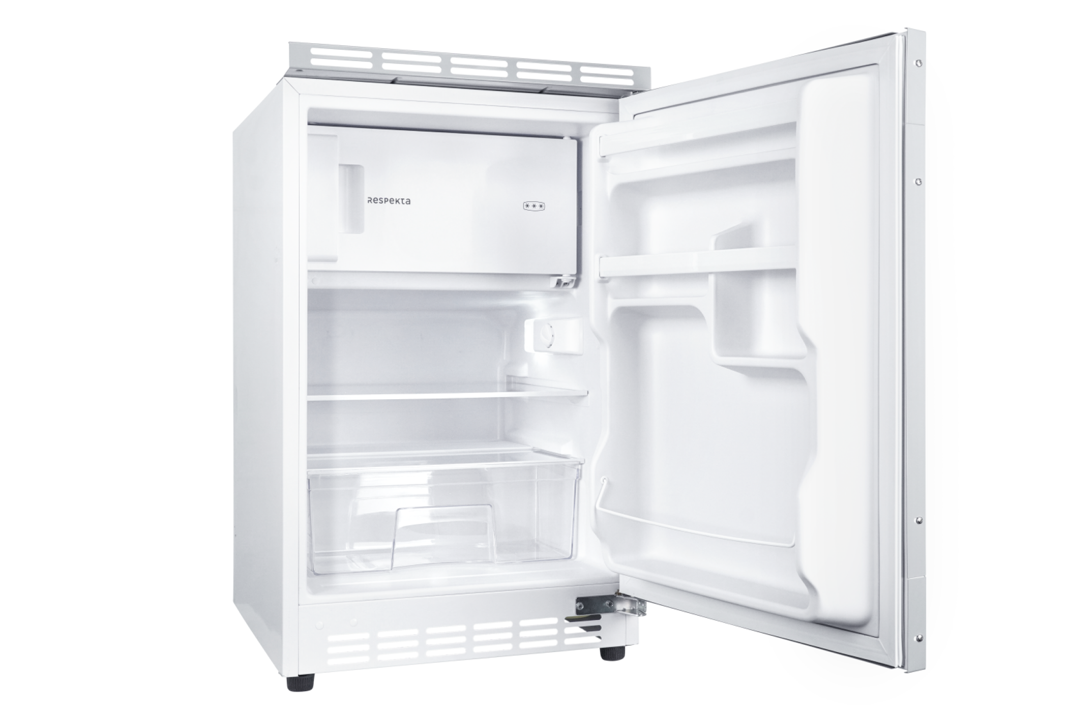 Ein weißer Kühlschrank mit offener Tür, der Innenregale und eine transparente Schublade zeigt.