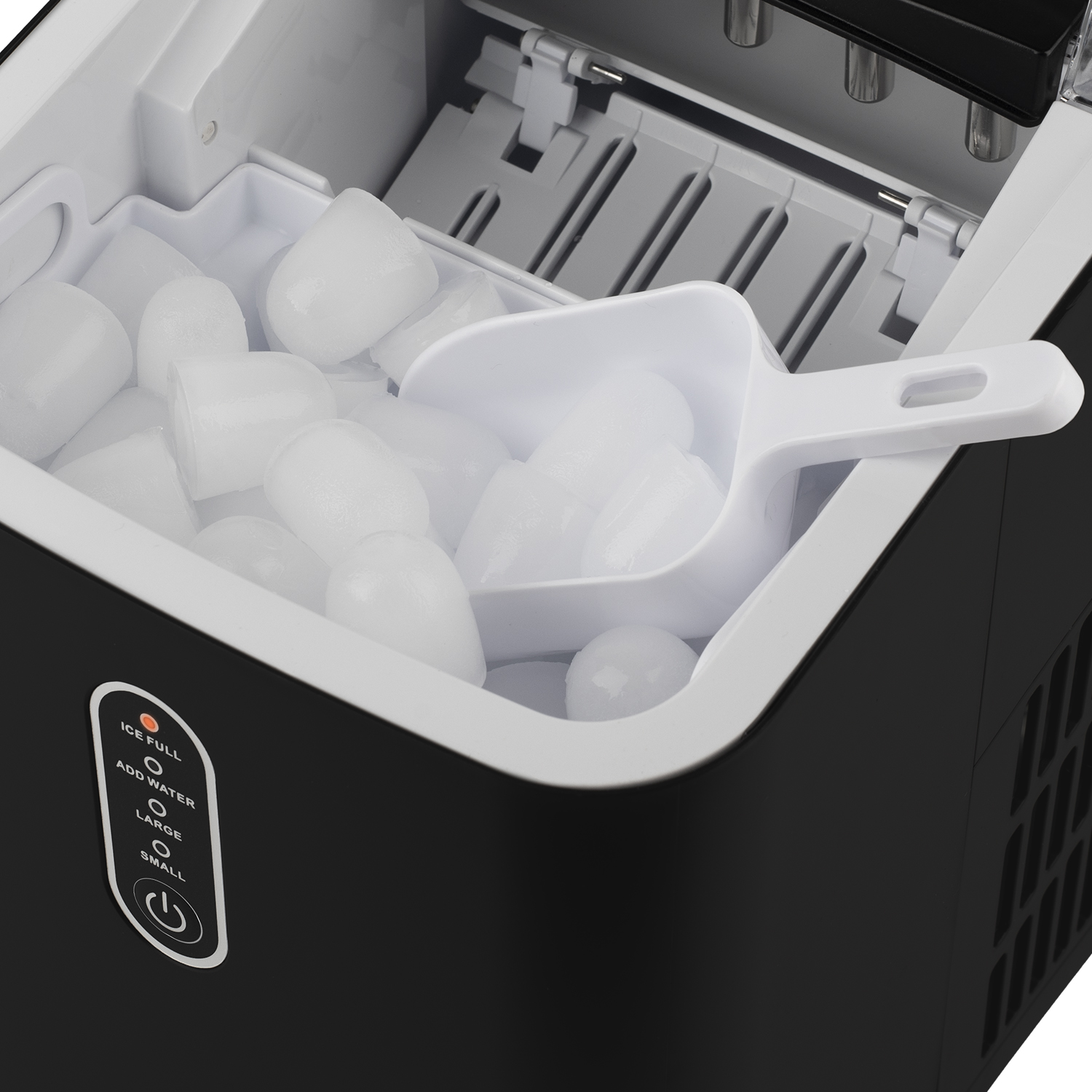 Una macchina per il ghiaccio con cubetti e una paletta bianca su sfondo bianco.