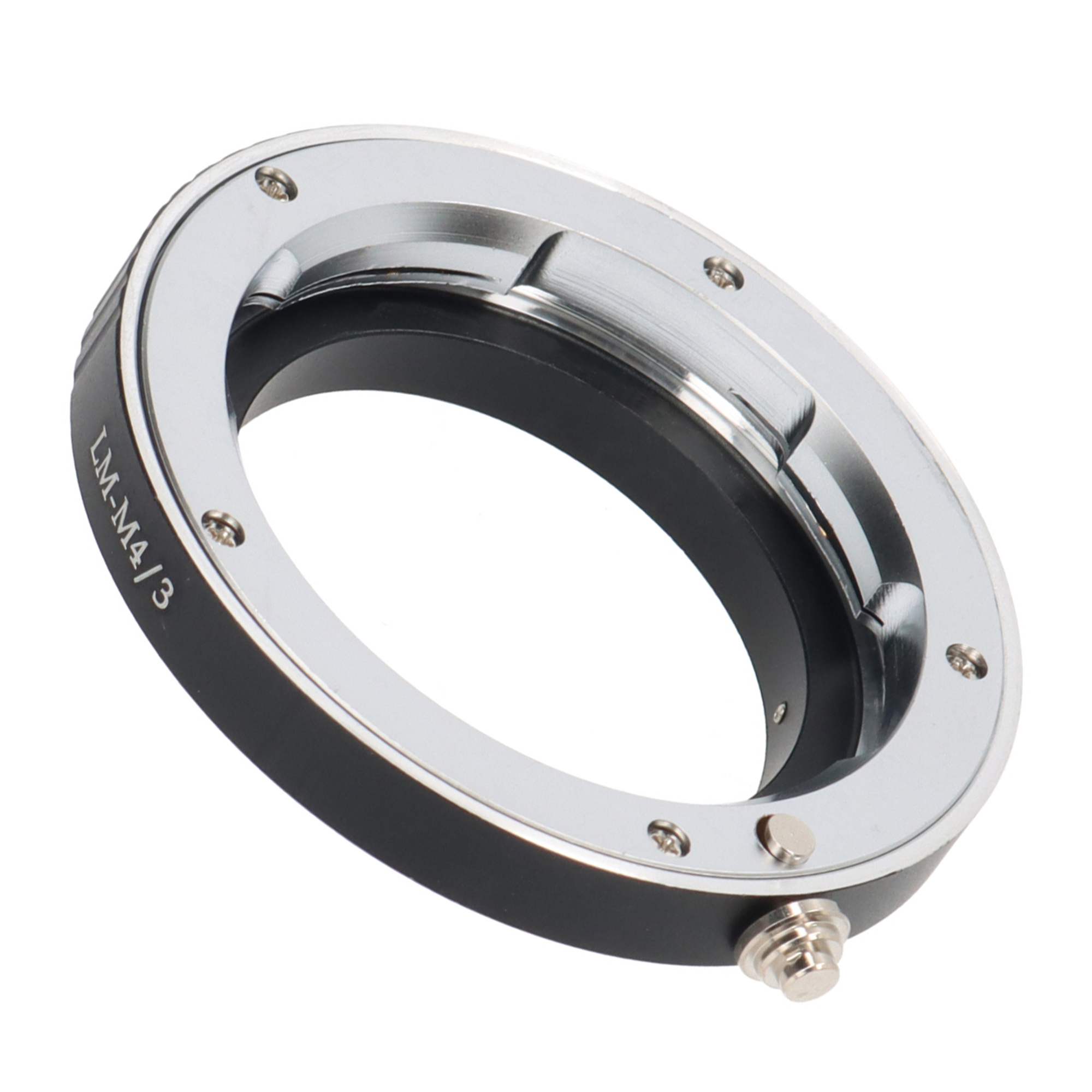 Ein schwarz-silberner Objektivadapterring mit dem Text "LM-M4/3" darauf.