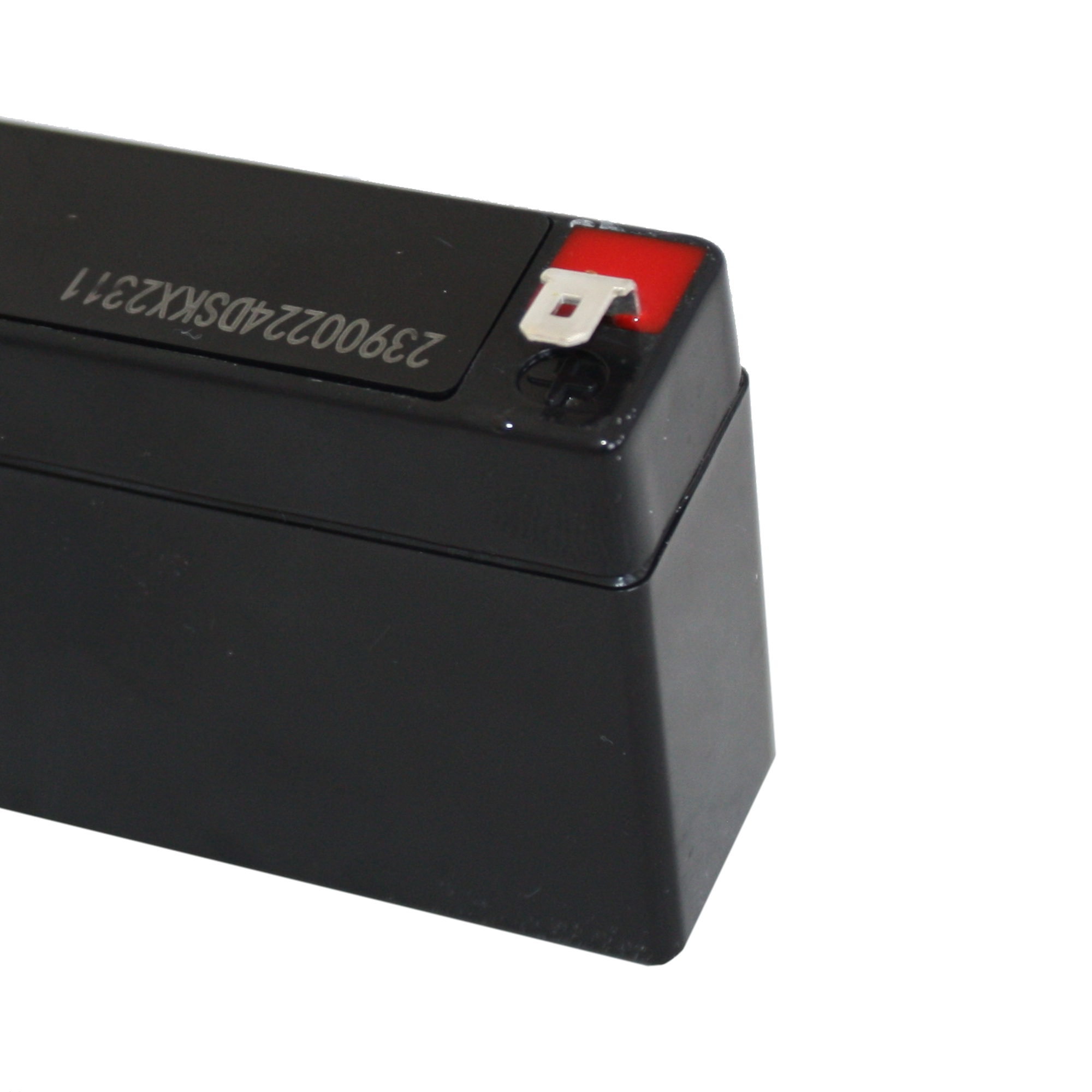 Un paquete de baterías negro con texto blanco. La parte superior tiene un conector rojo y plateado.