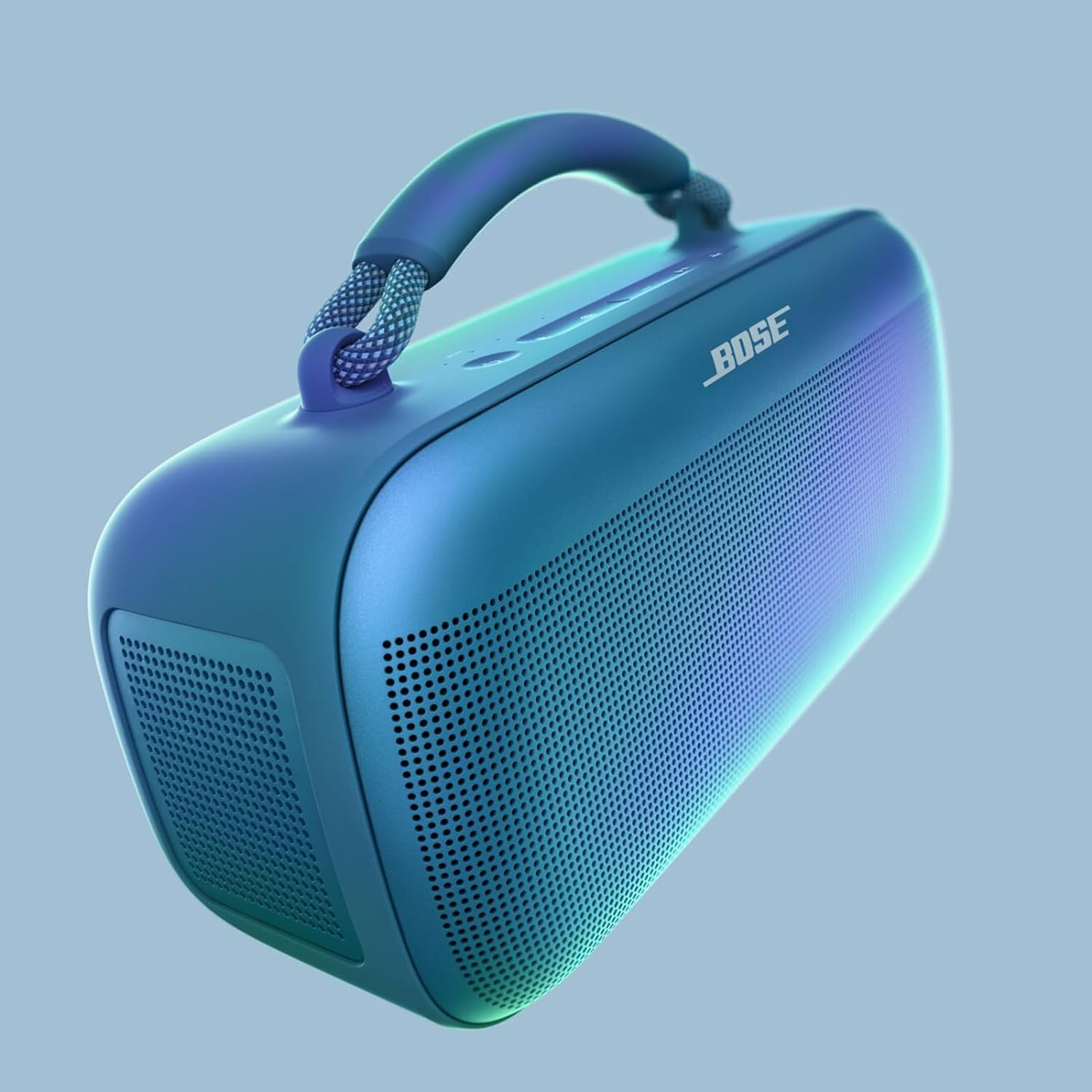 Altavoz azul y negro con asa. Logotipo de Bose. Fondo azul claro.
