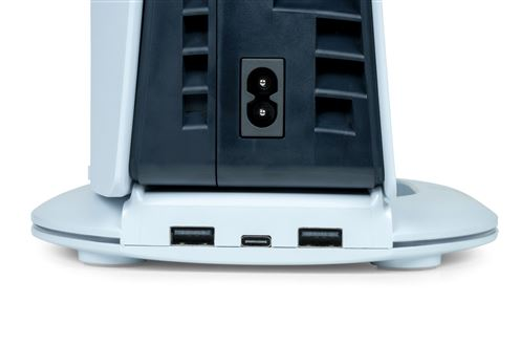 Parte trasera de un dispositivo blanco con puertos de alimentación y USB. Vista inferior.