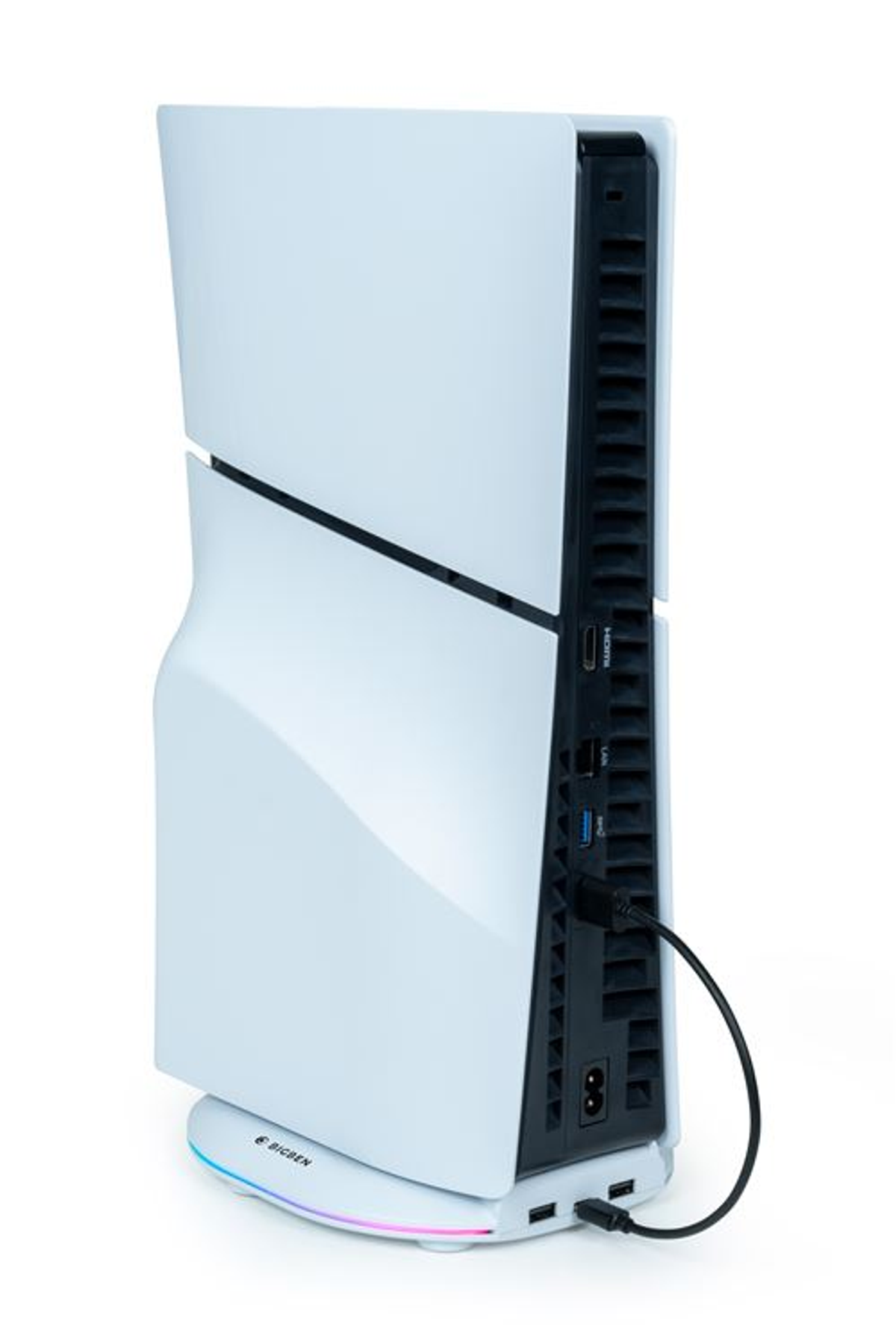 Consola PlayStation 5 blanca sobre un soporte. La parte trasera muestra puertos y un cable negro. El soporte tiene iluminación de color.