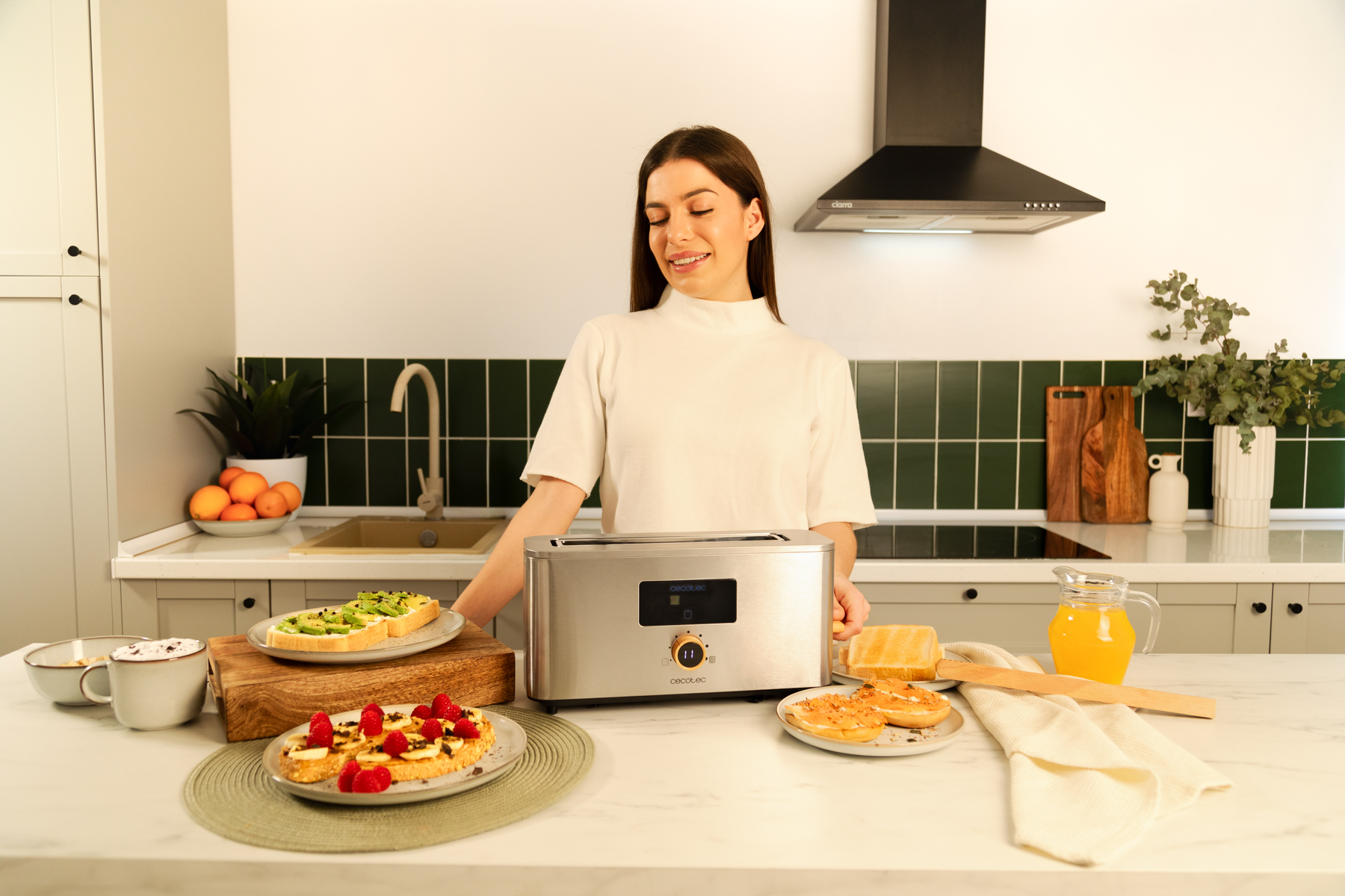 Donna in cucina con tostapane e toast, vari alimenti sul bancone.
