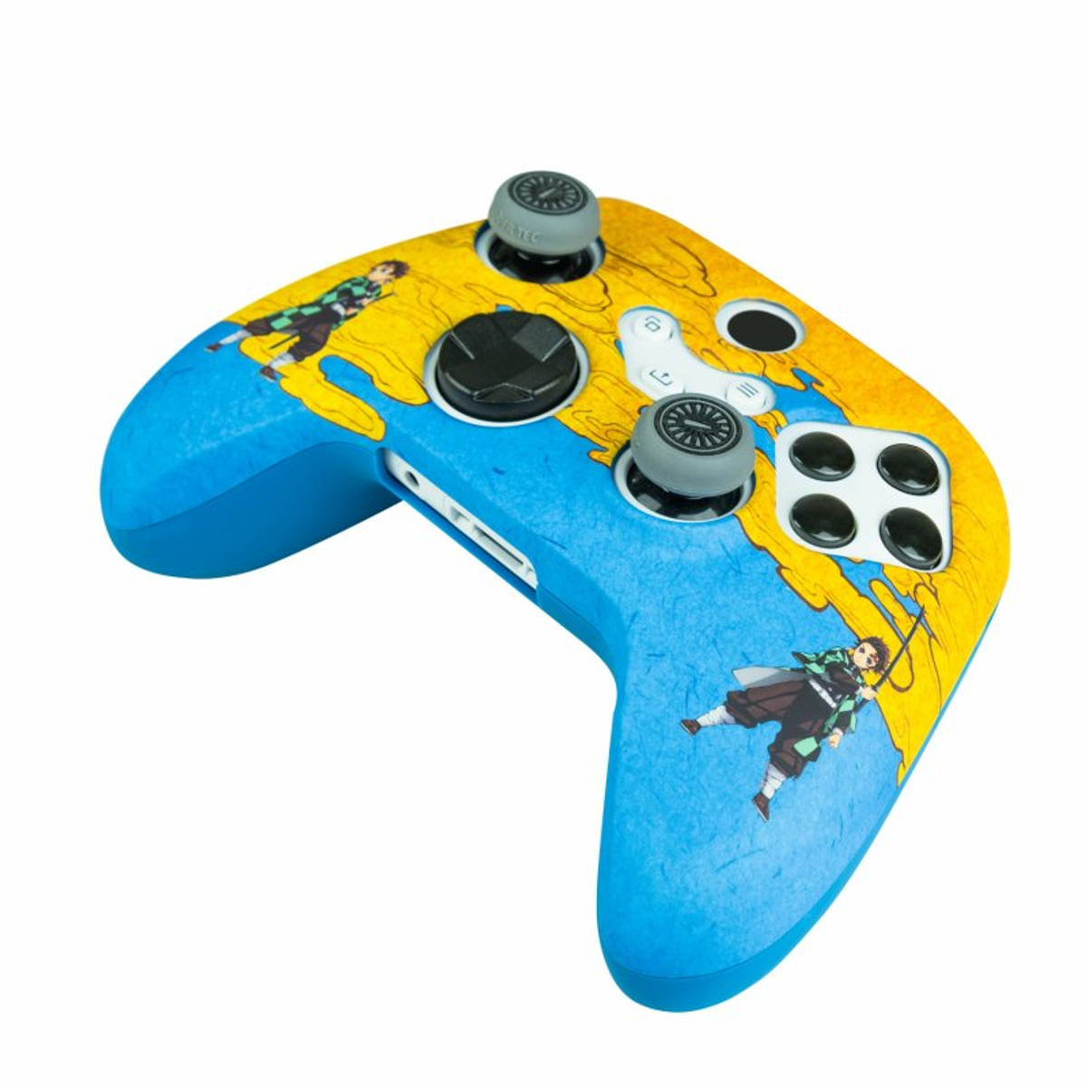 Controlador azul y amarillo con personajes de anime, botones negros, joystick gris y fondo blanco.