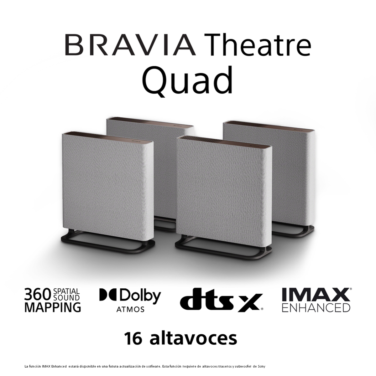 Schwarze Lautsprecher mit weißen Oberteilen, auf einer weißen Oberfläche stehend. Text: BRAVIA Theatre Quad.