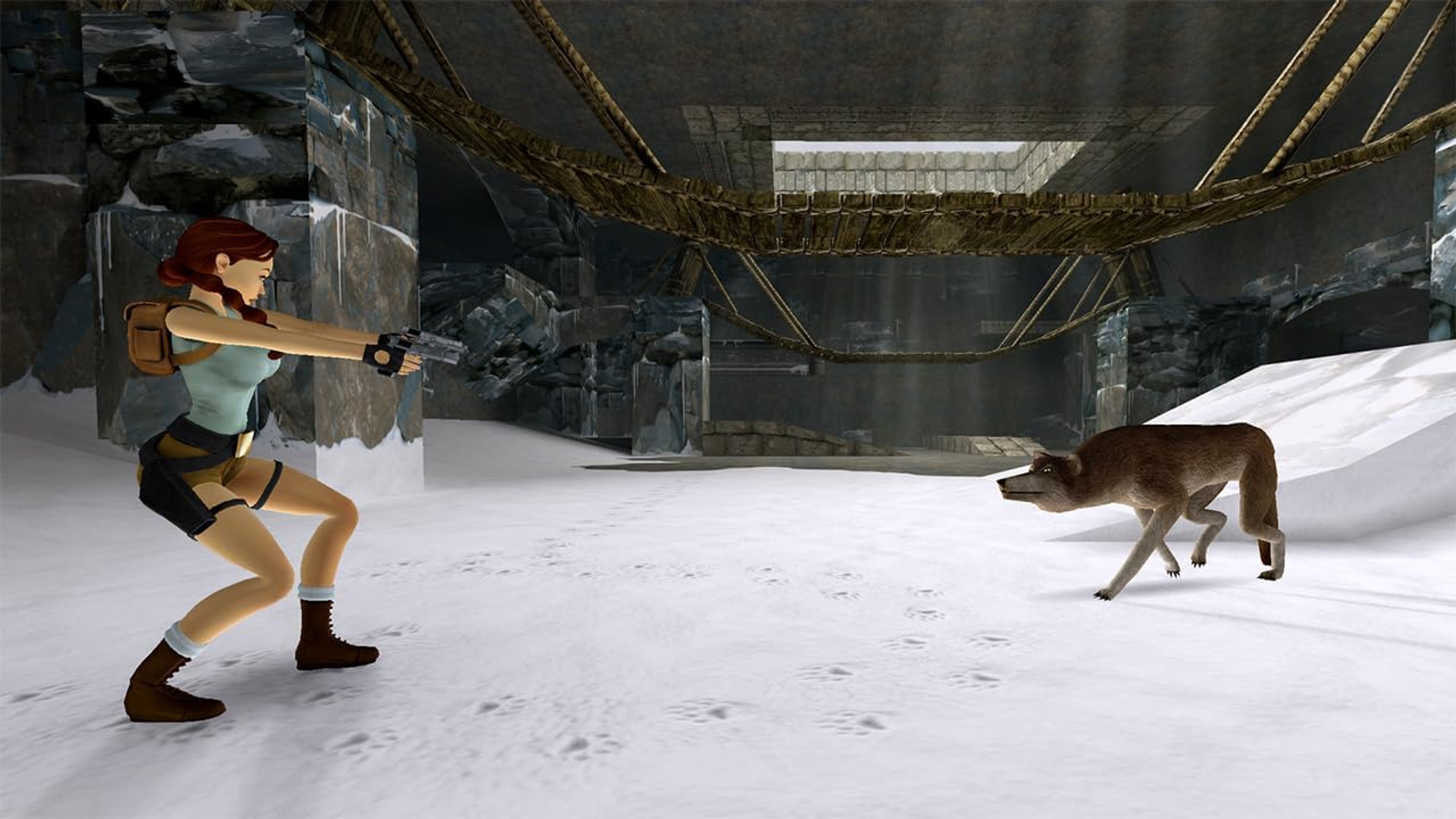 Lara Croft en una cueva nevada apuntando con un arma a un lobo. Escena de acción de un videojuego.