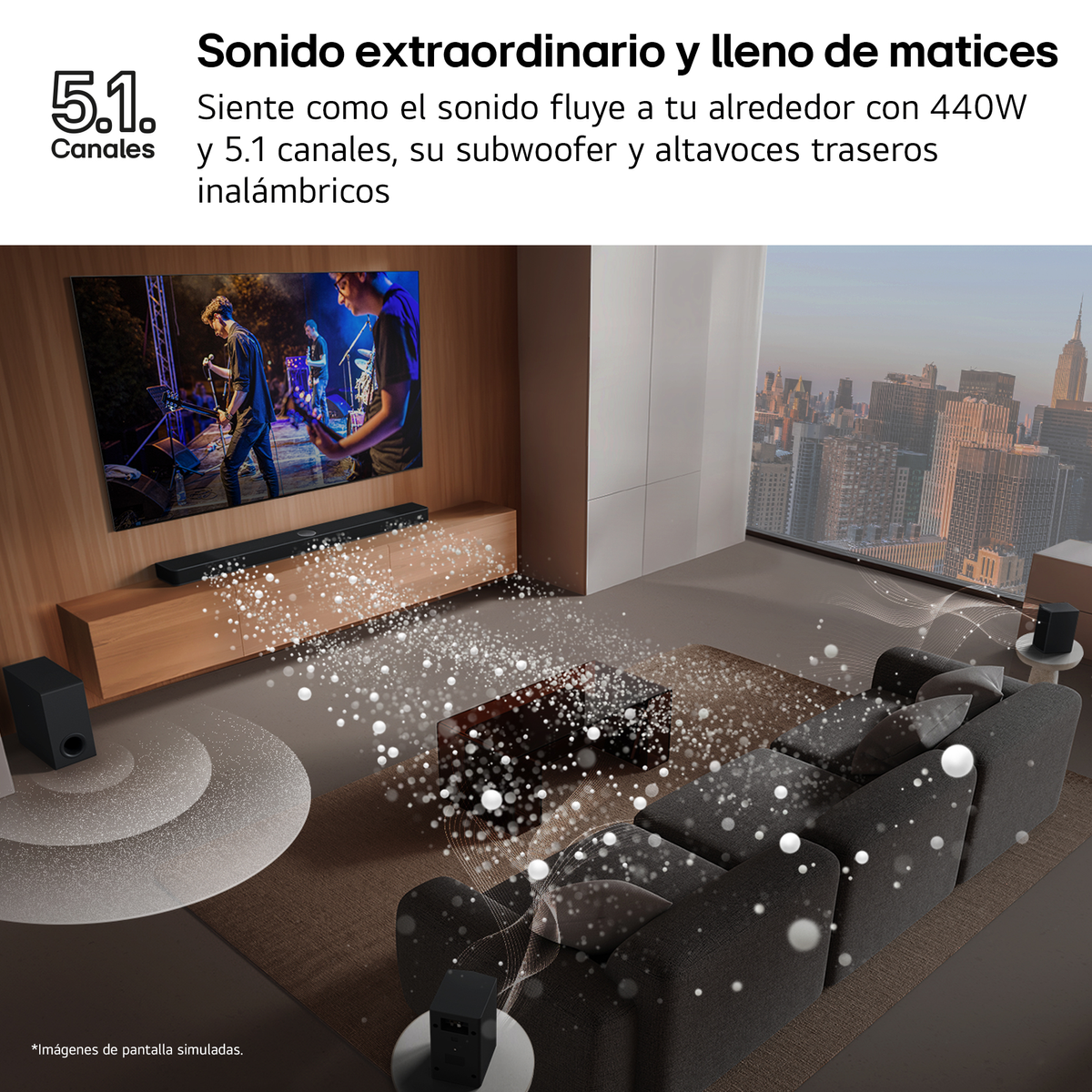 Wohnzimmer mit TV, Soundbar, Lautsprechern und Stadtblick. Sofa, Teppich und Couchtisch sind zu sehen.