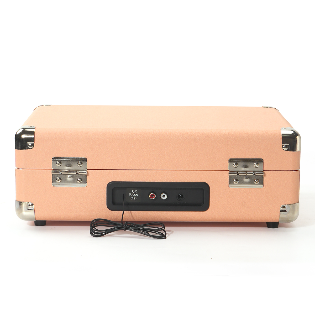 Różowy gramofon w stylu vintage, zamknięty. Srebrne akcenty, czarny przewód i białe tło.