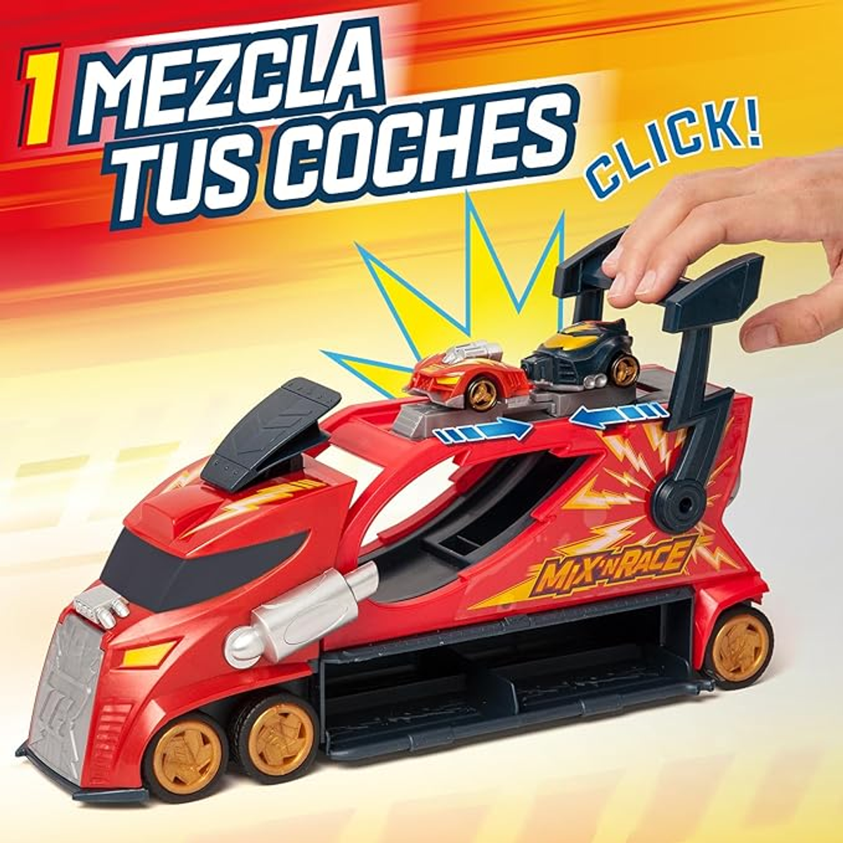 Camión de juguete rojo con dos coches de juguete encima, y una mano haciendo clic en un botón. Rayo amarillo.