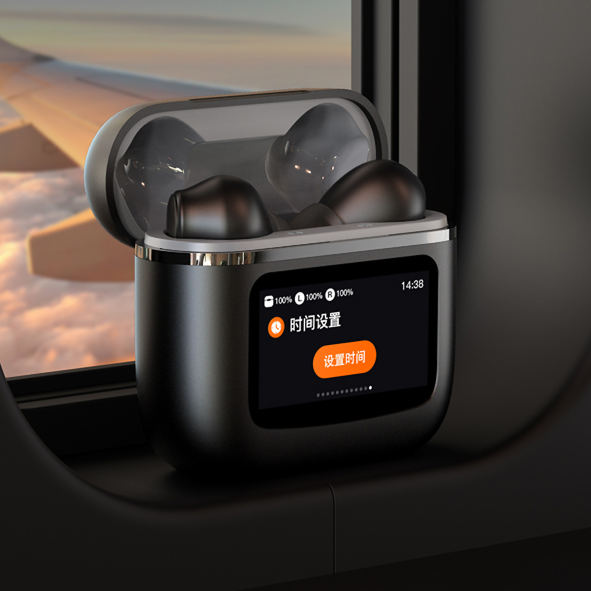 Auriculares en un estuche de carga. El estuche está abierto, mostrando los auriculares y una pequeña pantalla con ajustes.
