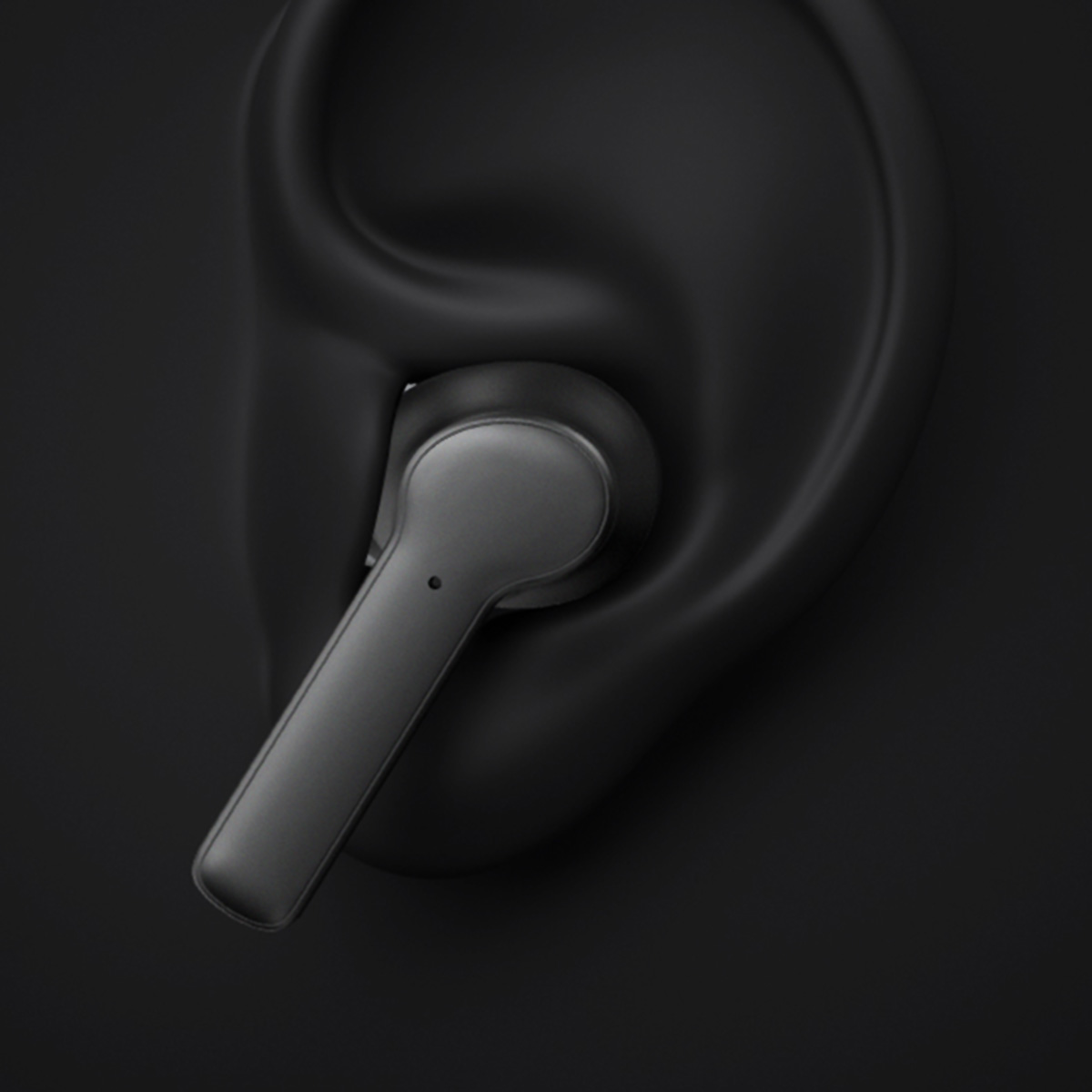 Un auricular negro insertado en una oreja oscura, mostrando el tallo y un pequeño punto de micrófono.