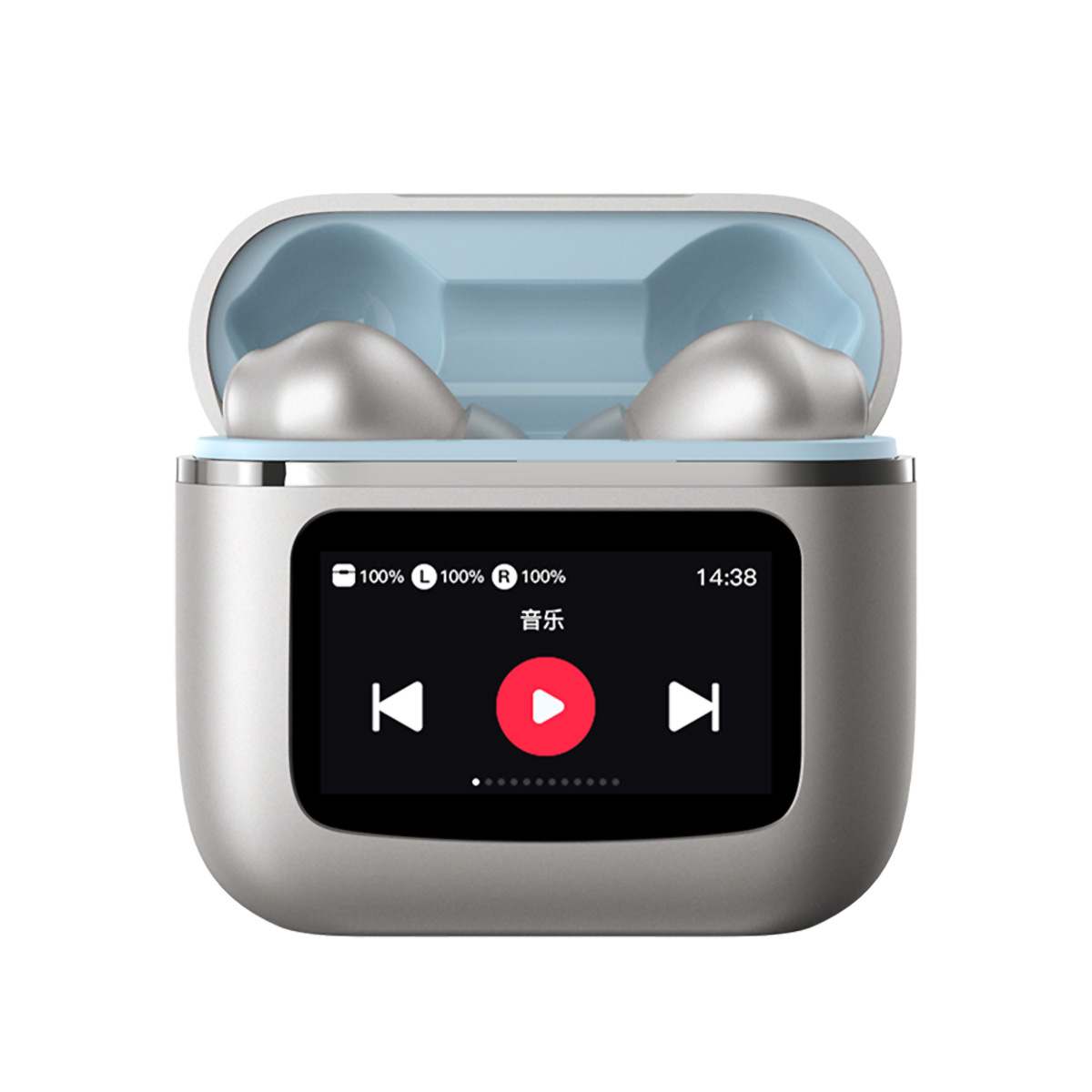 Auriculares plateados en un estuche de carga abierto con una pequeña pantalla que muestra los controles de reproducción.