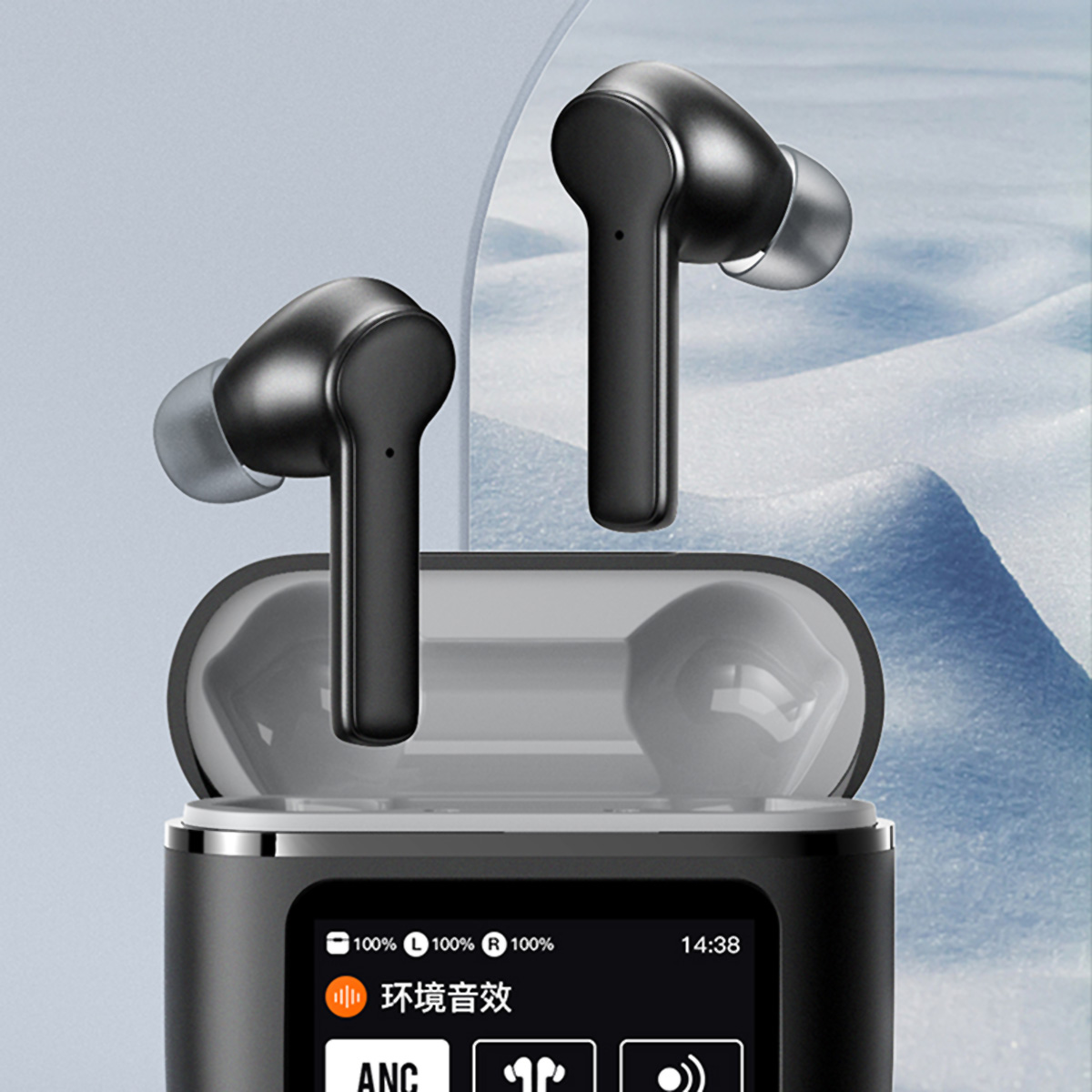 Auriculares inalámbricos negros con estuche de carga. El estuche tiene una pantalla que muestra la duración de la batería.