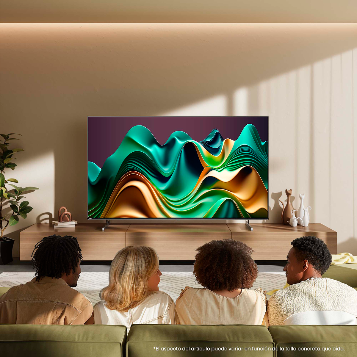 Personas sentadas, viendo la televisión con una imagen abstracta vibrante, verde y dorada en la pantalla.