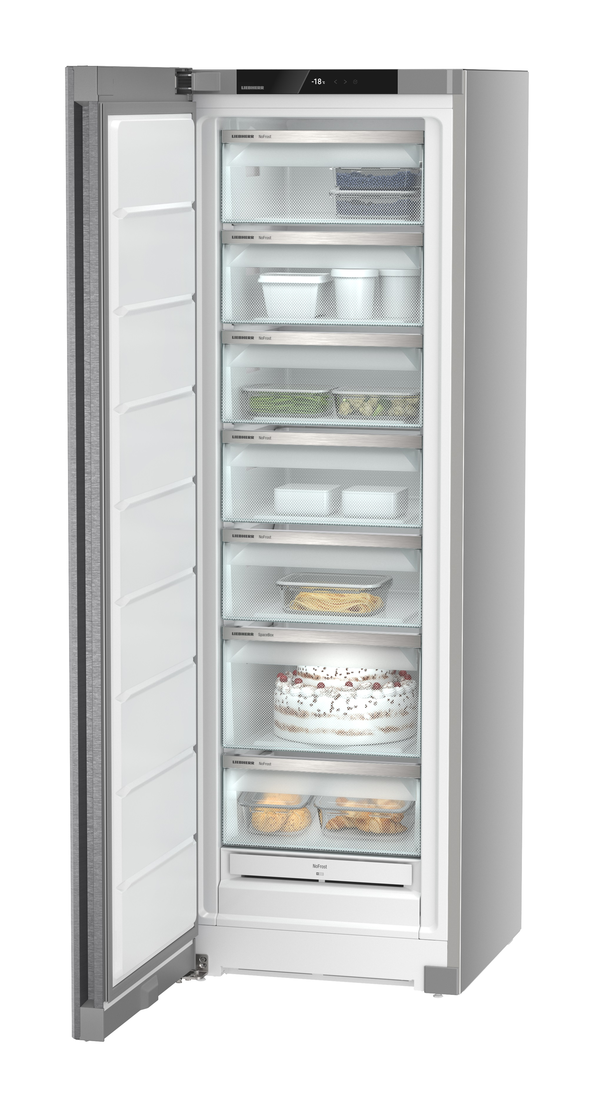 Un refrigerador con la puerta abierta que revela los estantes con frentes de vidrio. Fondo blanco.