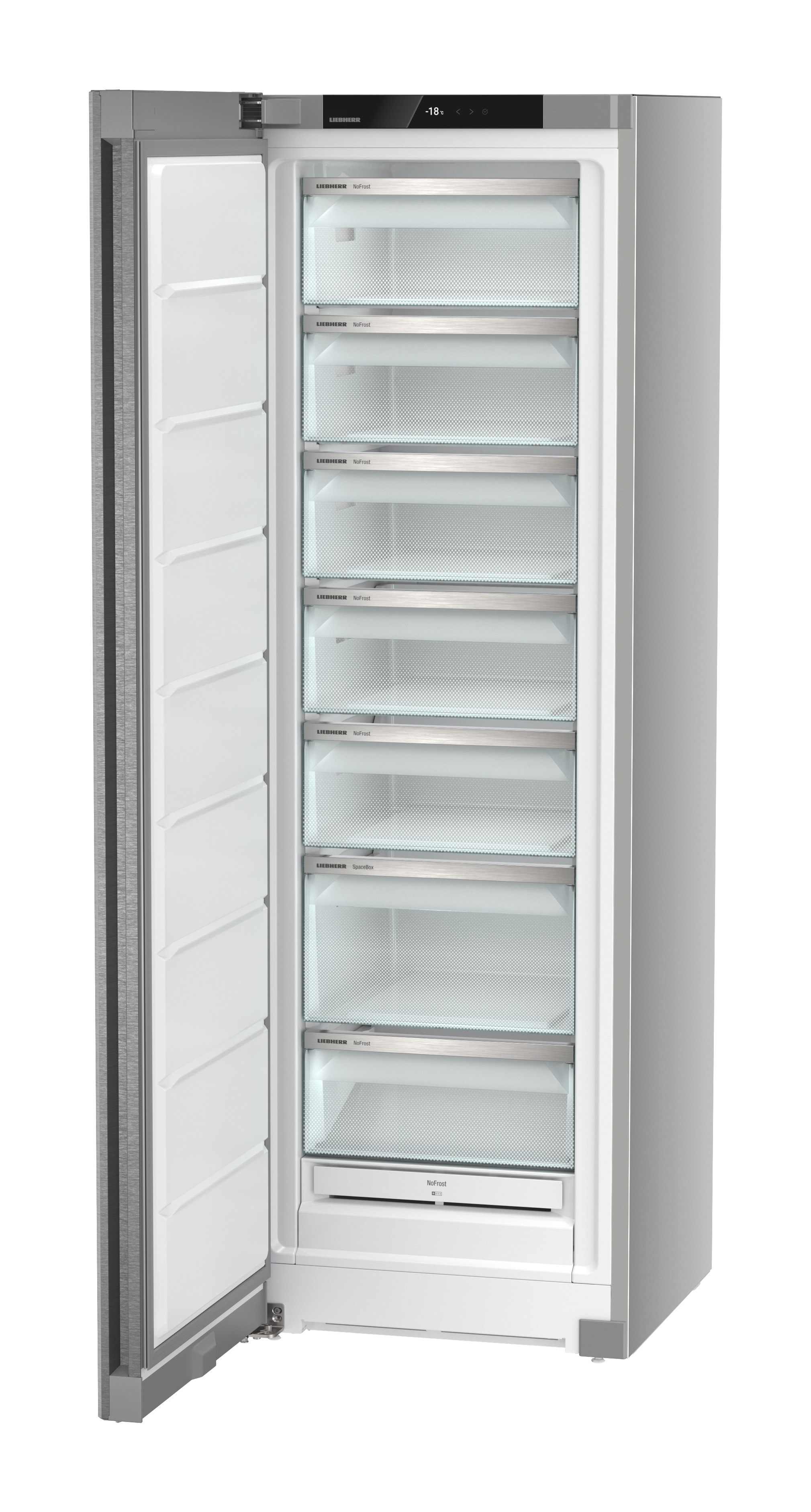 Refrigerador abierto con estantes de vidrio. La puerta está abierta a la izquierda.