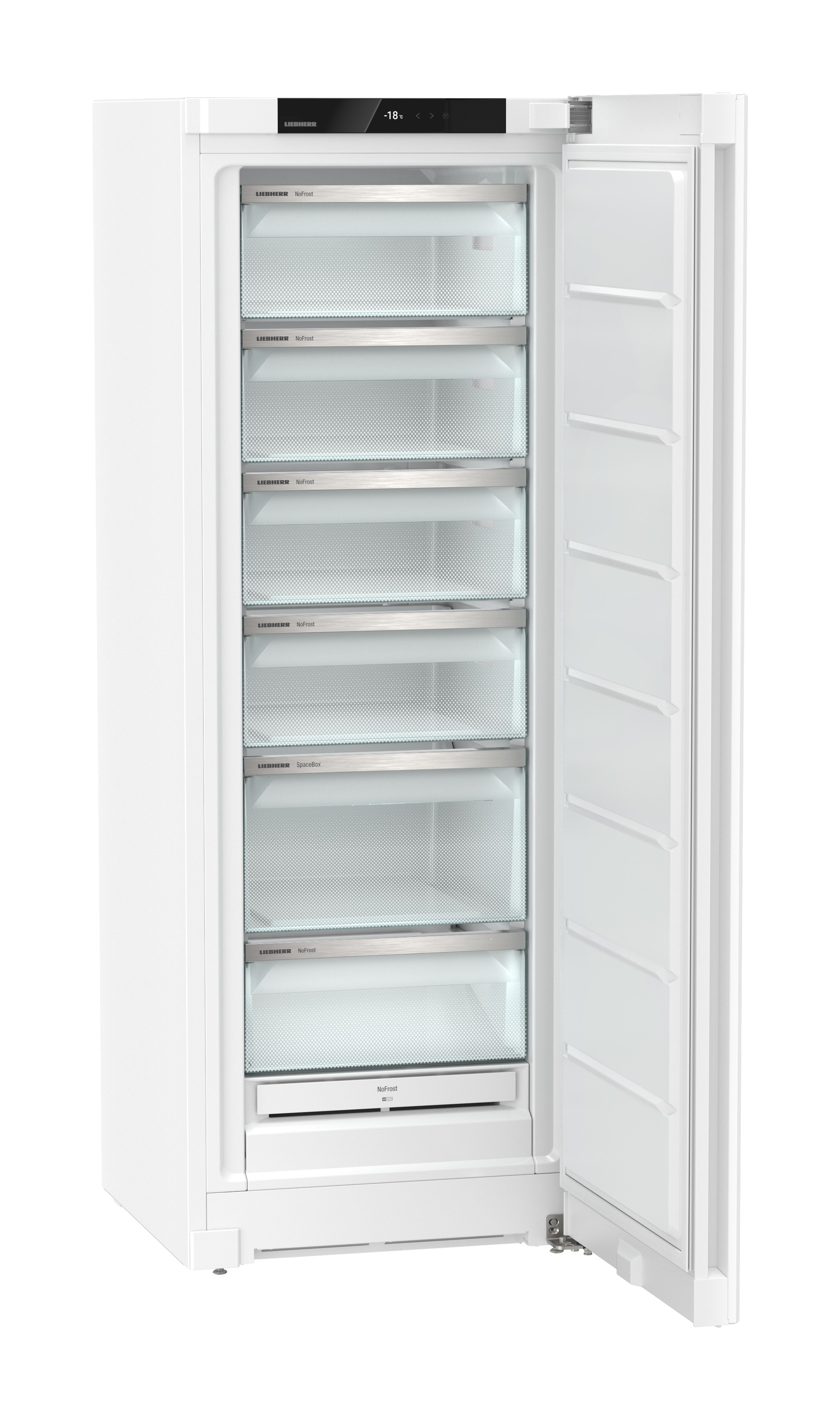 Weißer Kühlschrank mit offener Tür. Innere Regale mit Glasfronten, sichtbarer Inhalt.