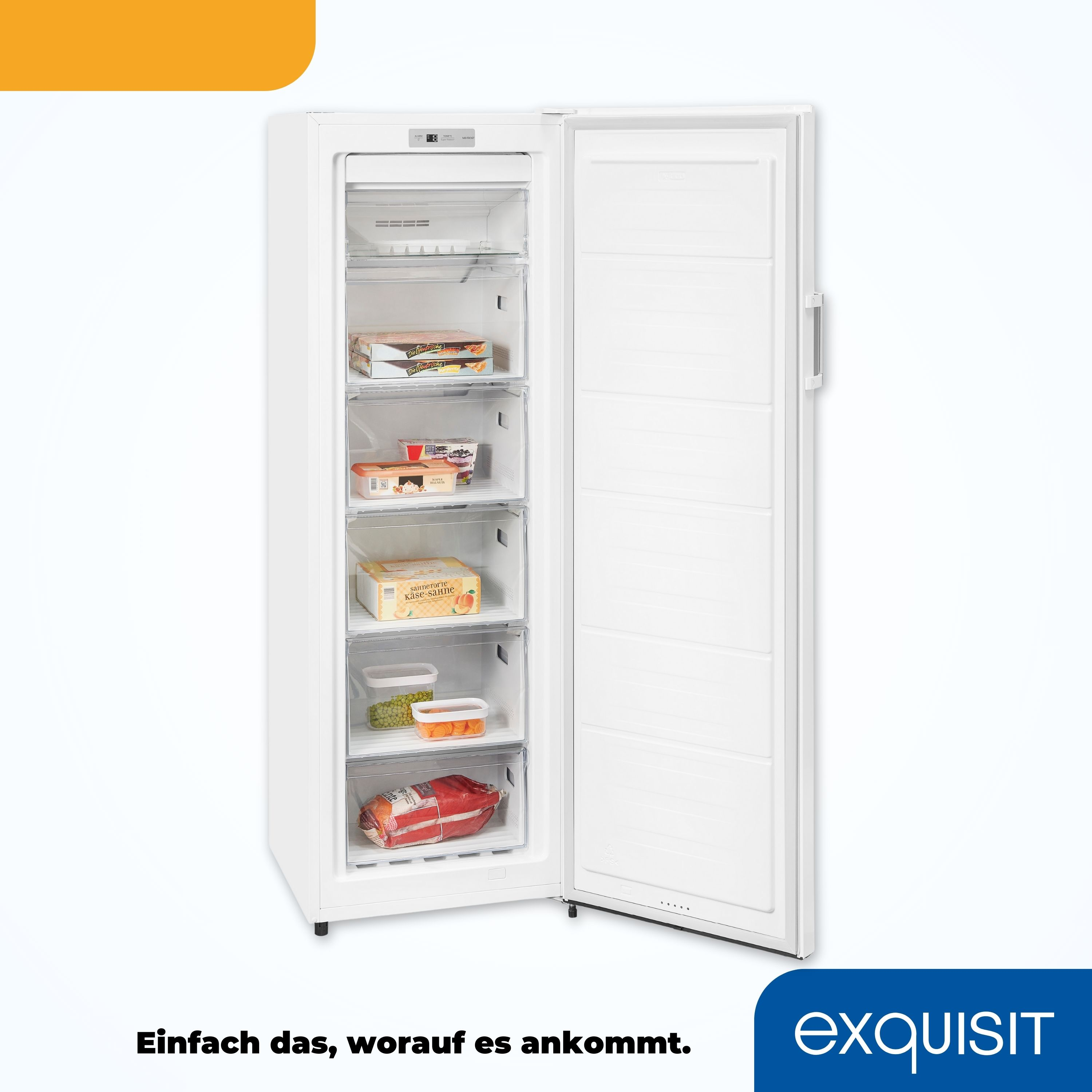 Ein weißer Gefrierschrank mit geöffneter Tür, der Regale mit verschiedenen Tiefkühlkostartikeln zeigt.