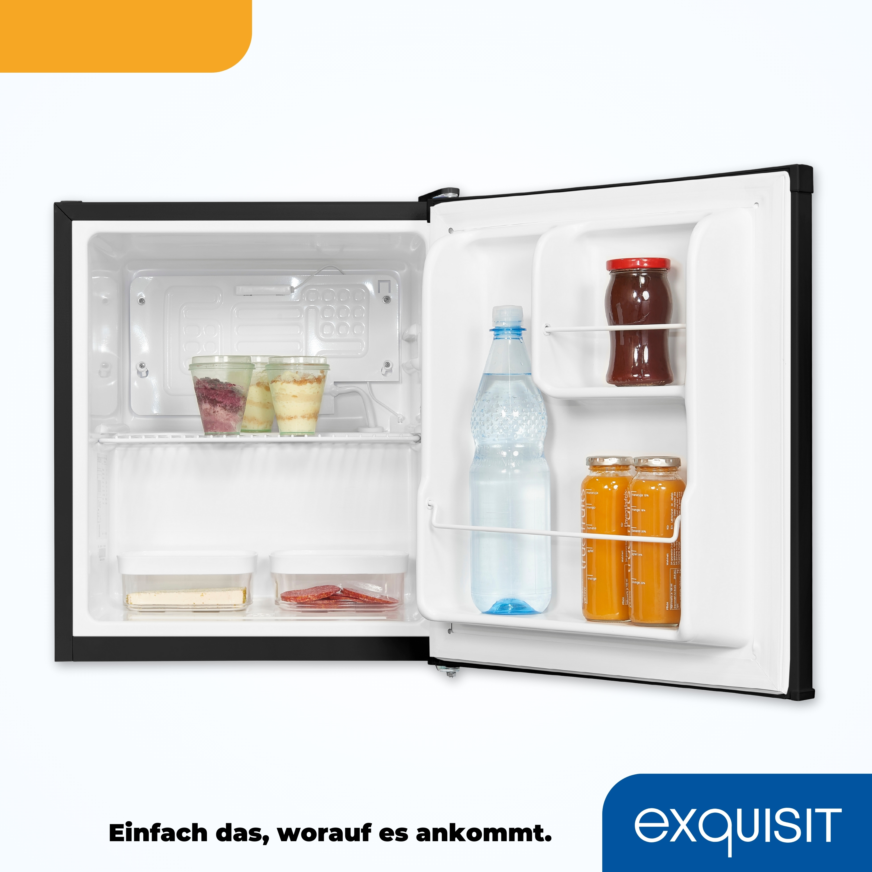 Minikühlschrank mit offener Tür, Essen und Getränke innen.