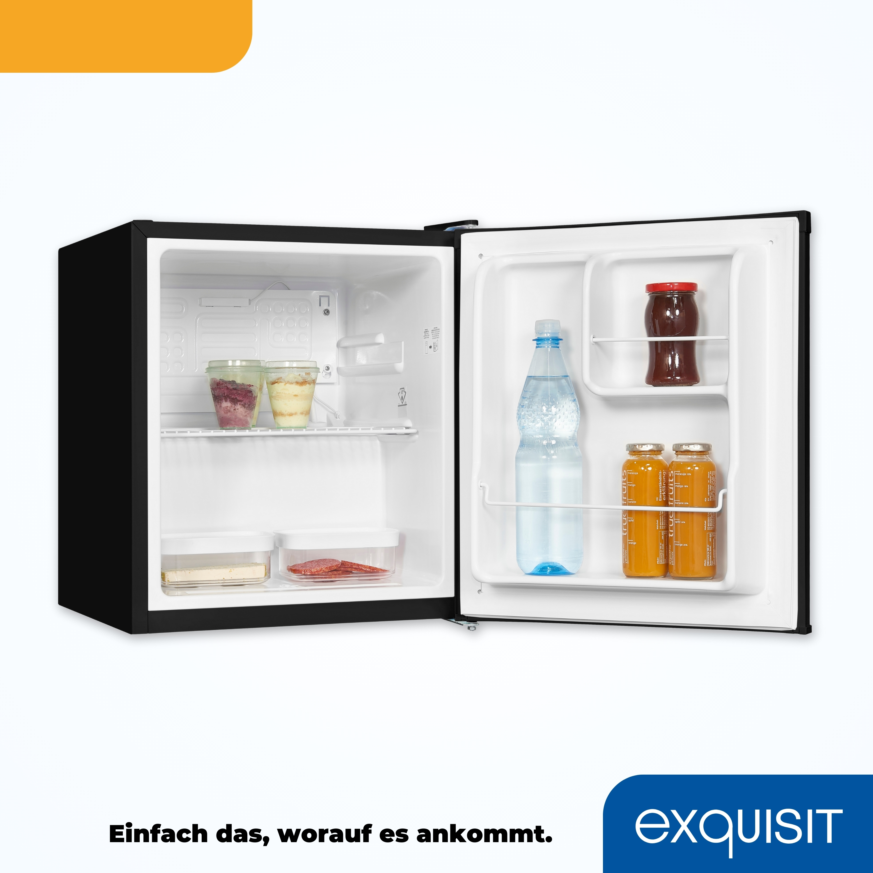 Schwarzer Mini-Kühlschrank mit offener Tür, zeigt den Inhalt. Enthält Flaschen, Gläser und Behälter.