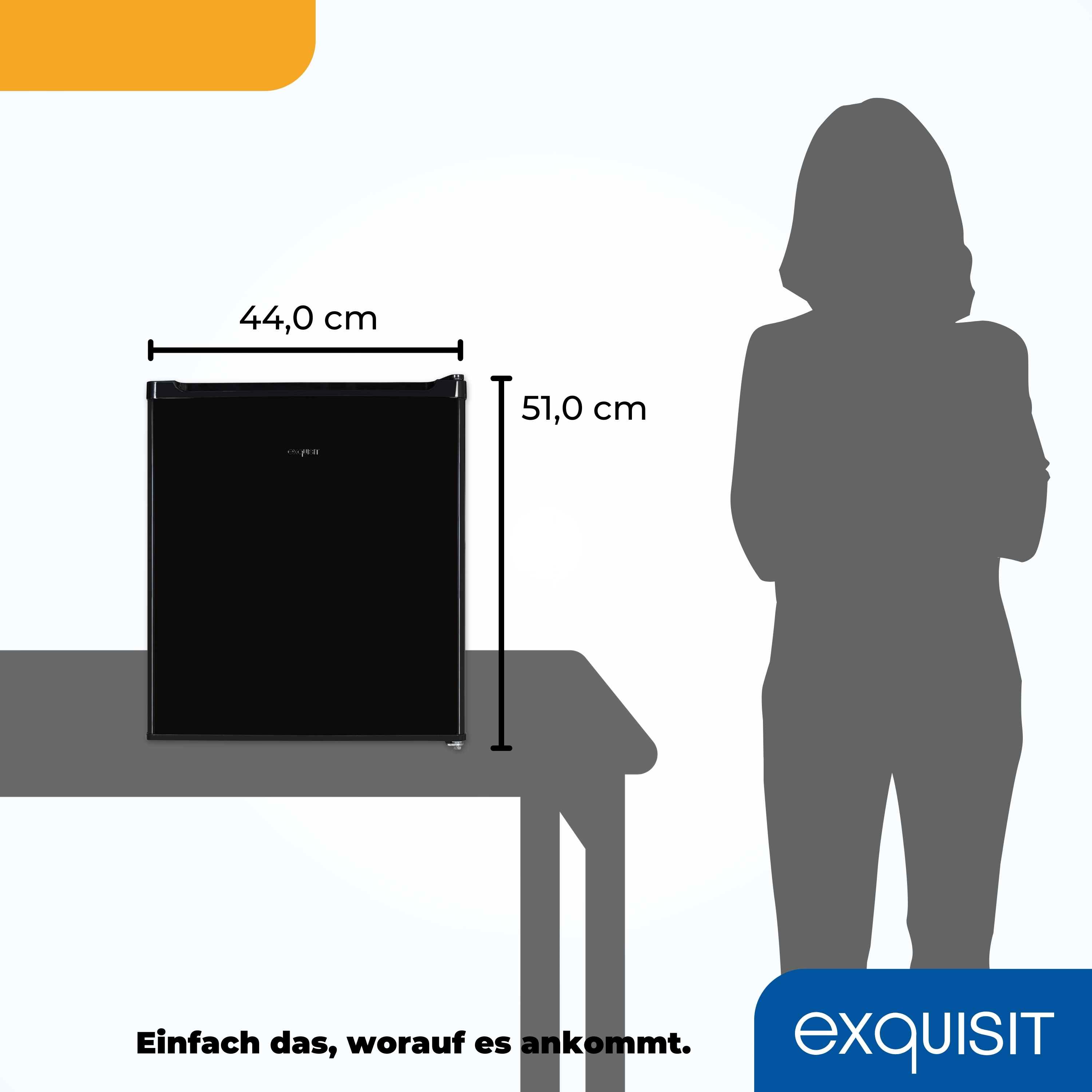 Schwarzer Mini-Kühlschrank mit beschrifteten Abmessungen. Eine Frau Silhouette steht daneben.