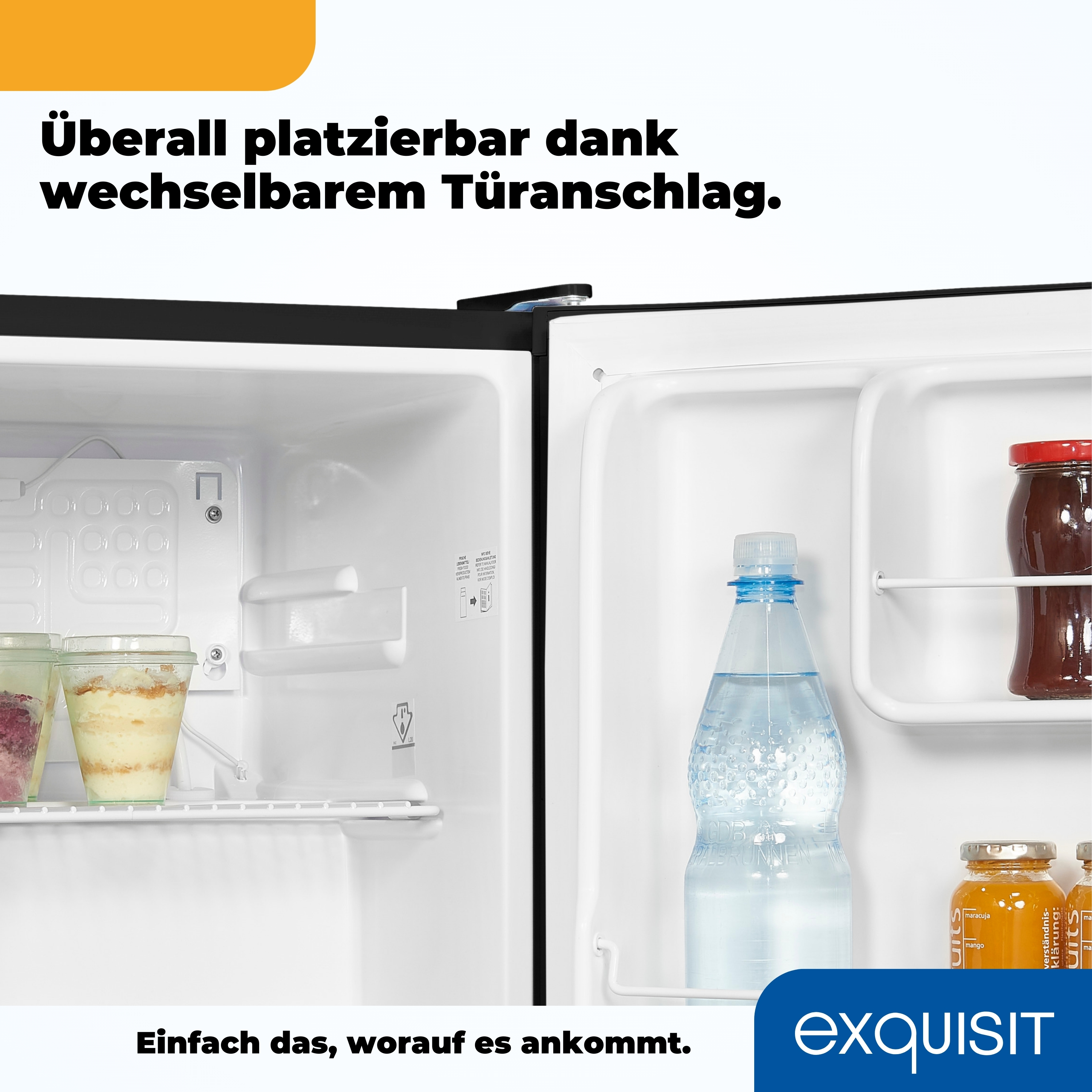 Ein Mini-Kühlschrank mit offener Tür, der Lebensmittel und Getränke im Inneren zeigt. Der Text lautet 'exquisit'.