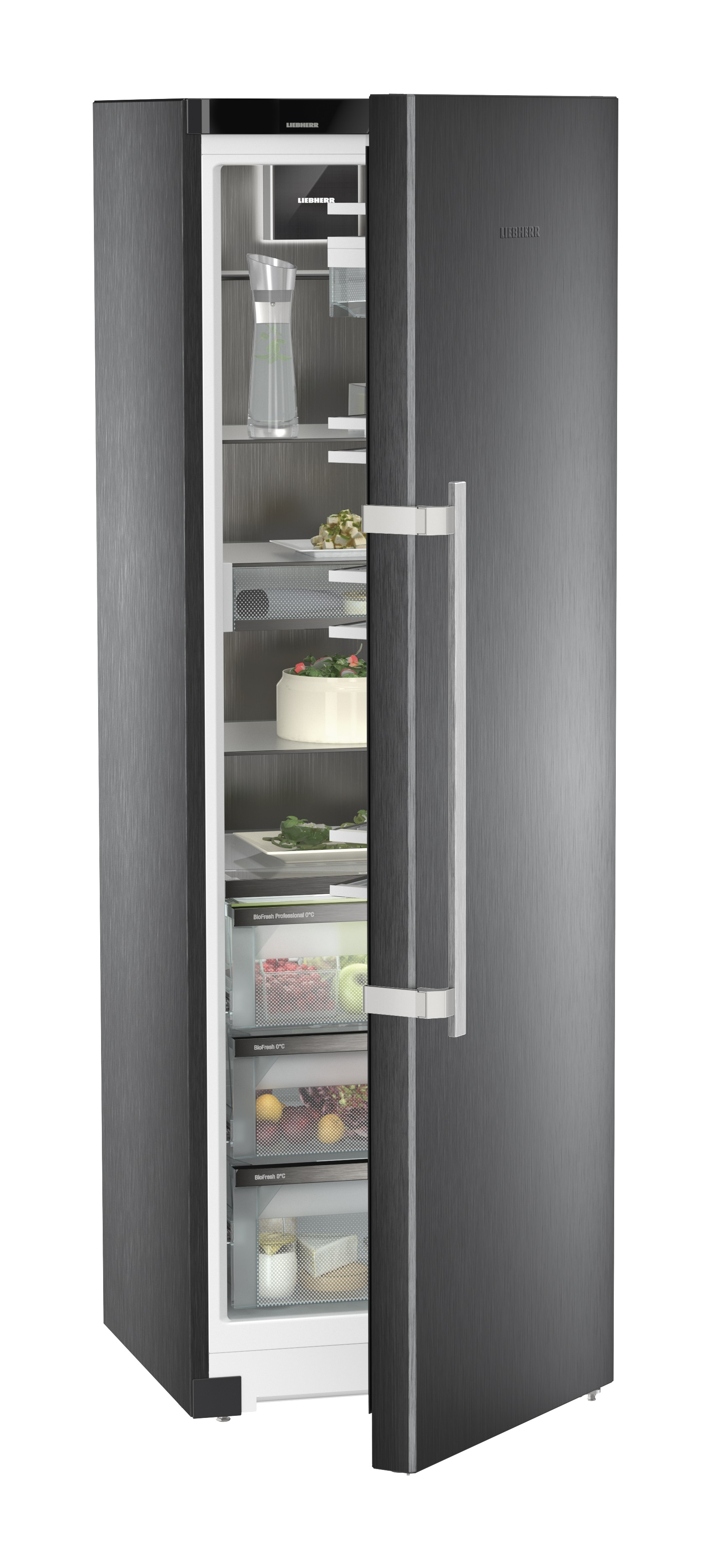 Un refrigerador gris oscuro con la puerta abierta mostrando estantes y contenido.