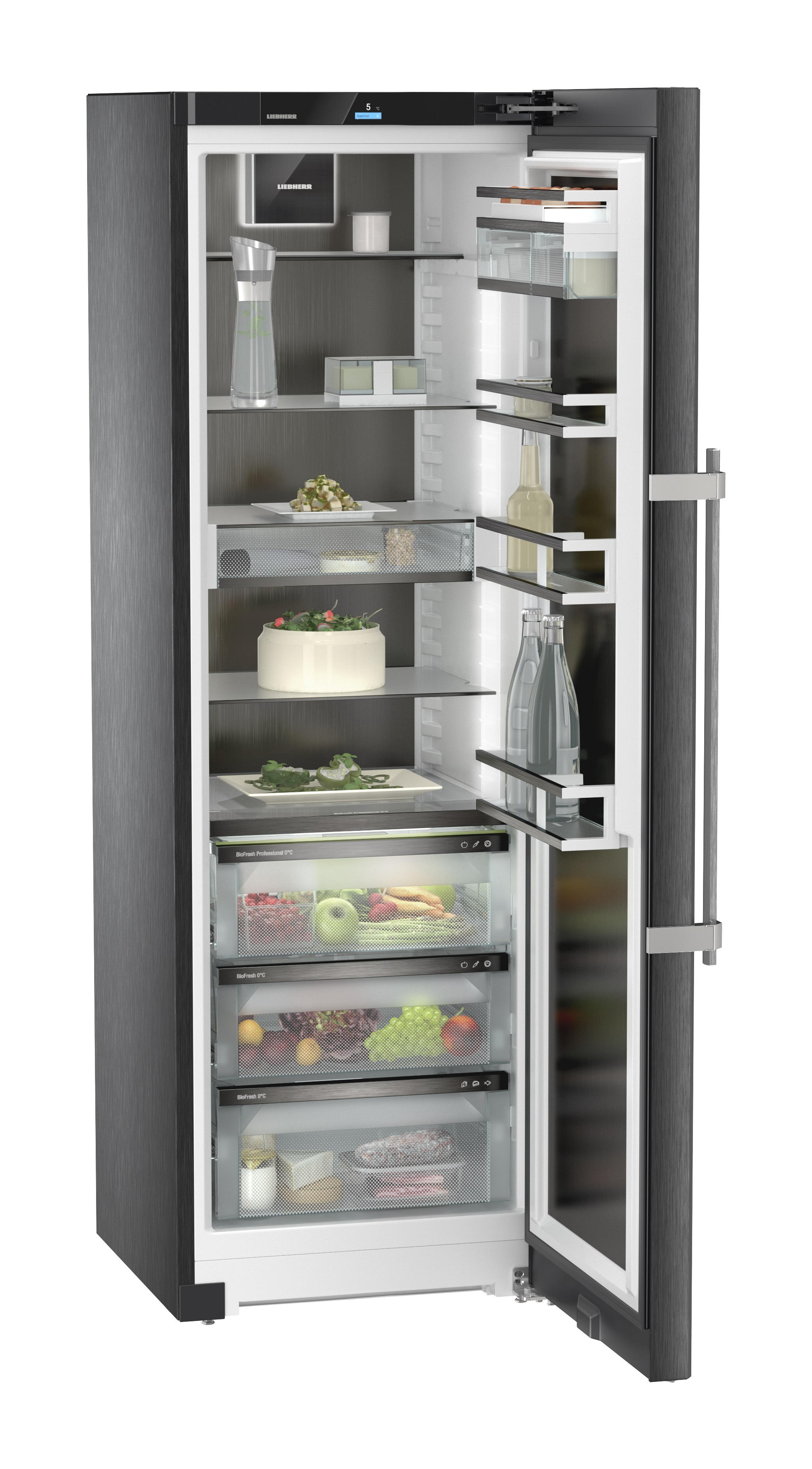 Refrigerador negro con puerta abierta, mostrando estantes con comida. El tirador está a la derecha.