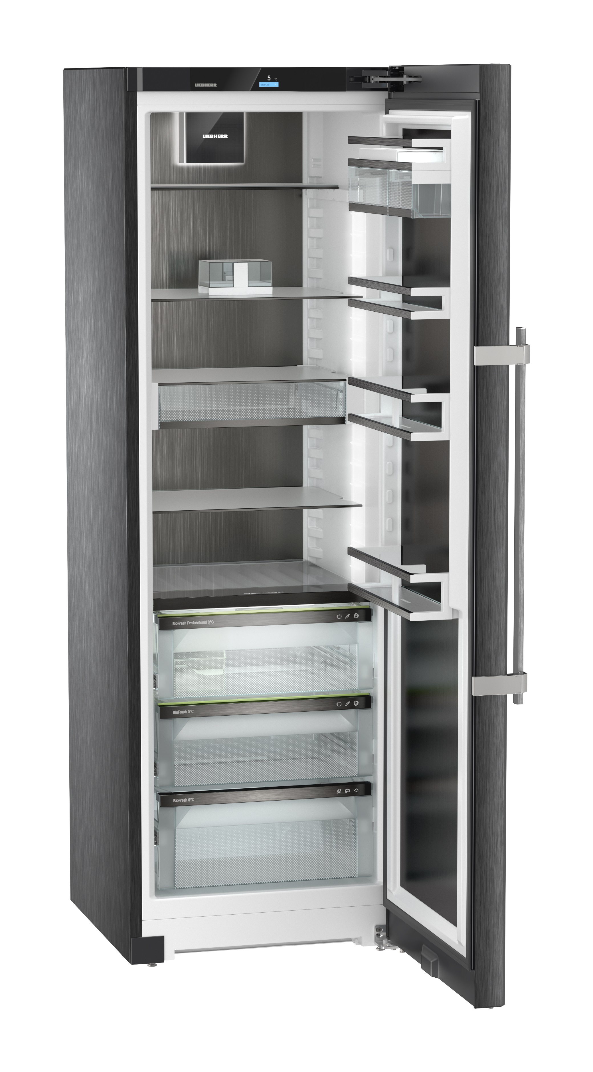 Un refrigerador grande con la puerta abierta, mostrando estantes, cajones e iluminación interior.