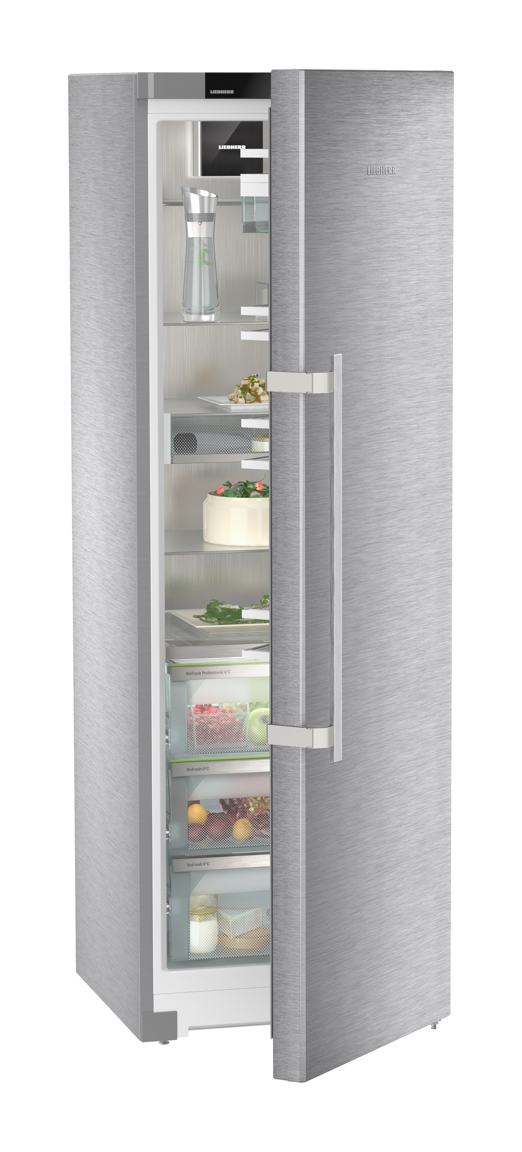 Refrigerador plateado con puerta abierta, revelando estantes y contenido.