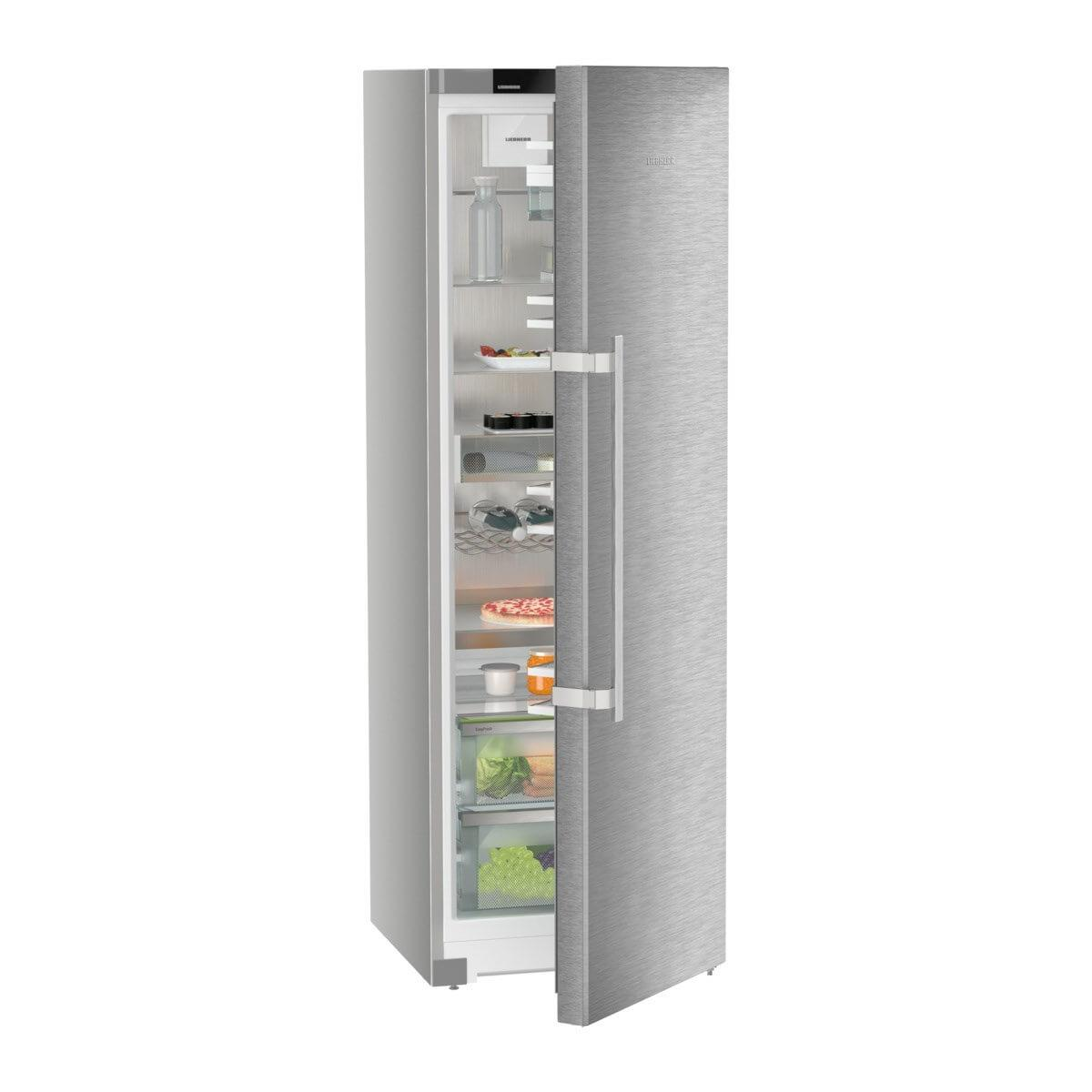 Un frigorífico de acero inoxidable con la puerta entreabierta. En el interior, se ven estantes y alimentos.