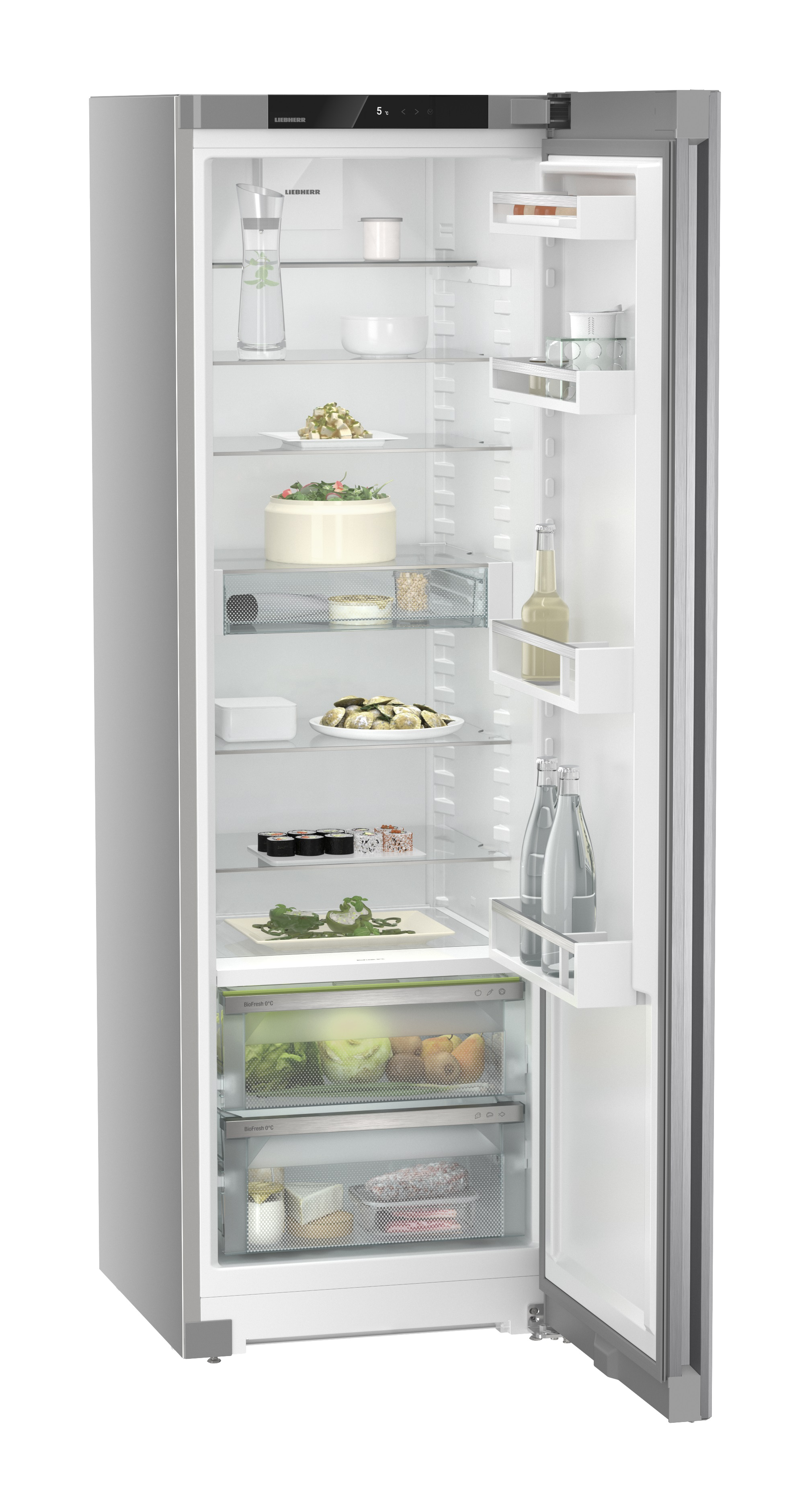 Refrigerador plateado con la puerta abierta, mostrando estantes, cajones y alimentos en el interior.