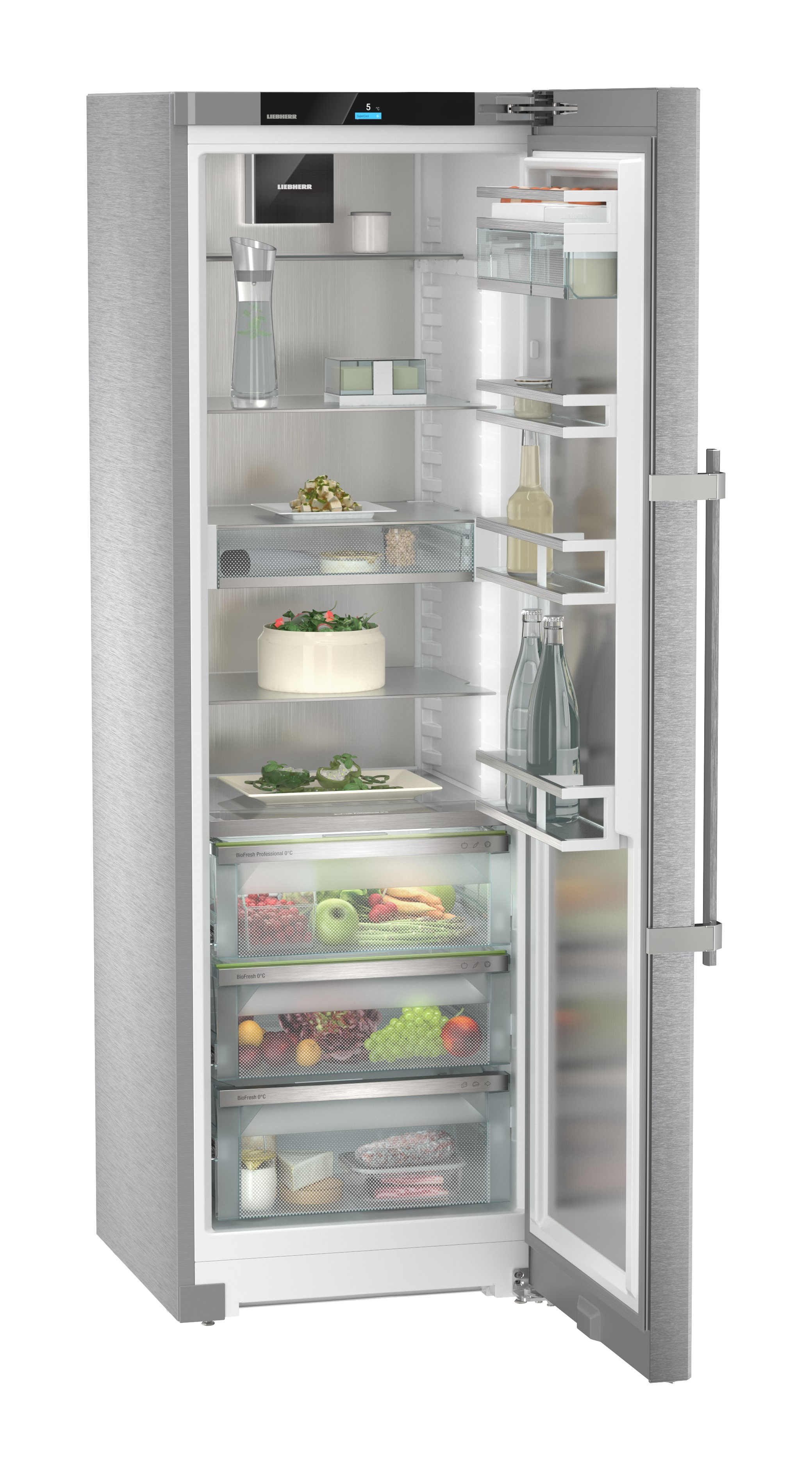 Refrigerador de acero inoxidable con puerta abierta, lleno de comida, bebidas y estantes de vidrio. Interior bien iluminado.