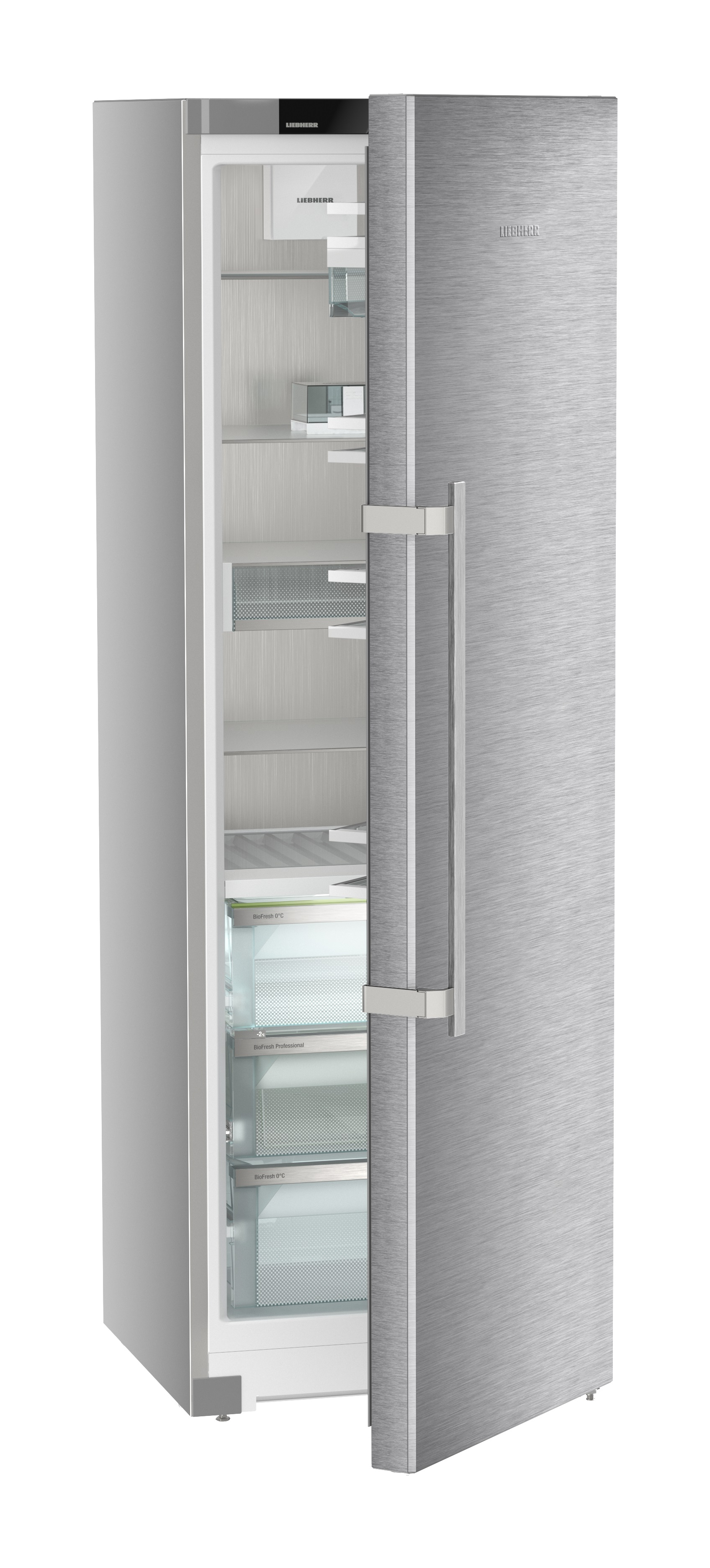 Un refrigerador plateado con la puerta abierta. Tiene estantes de vidrio y cajones internos, sobre un fondo blanco.