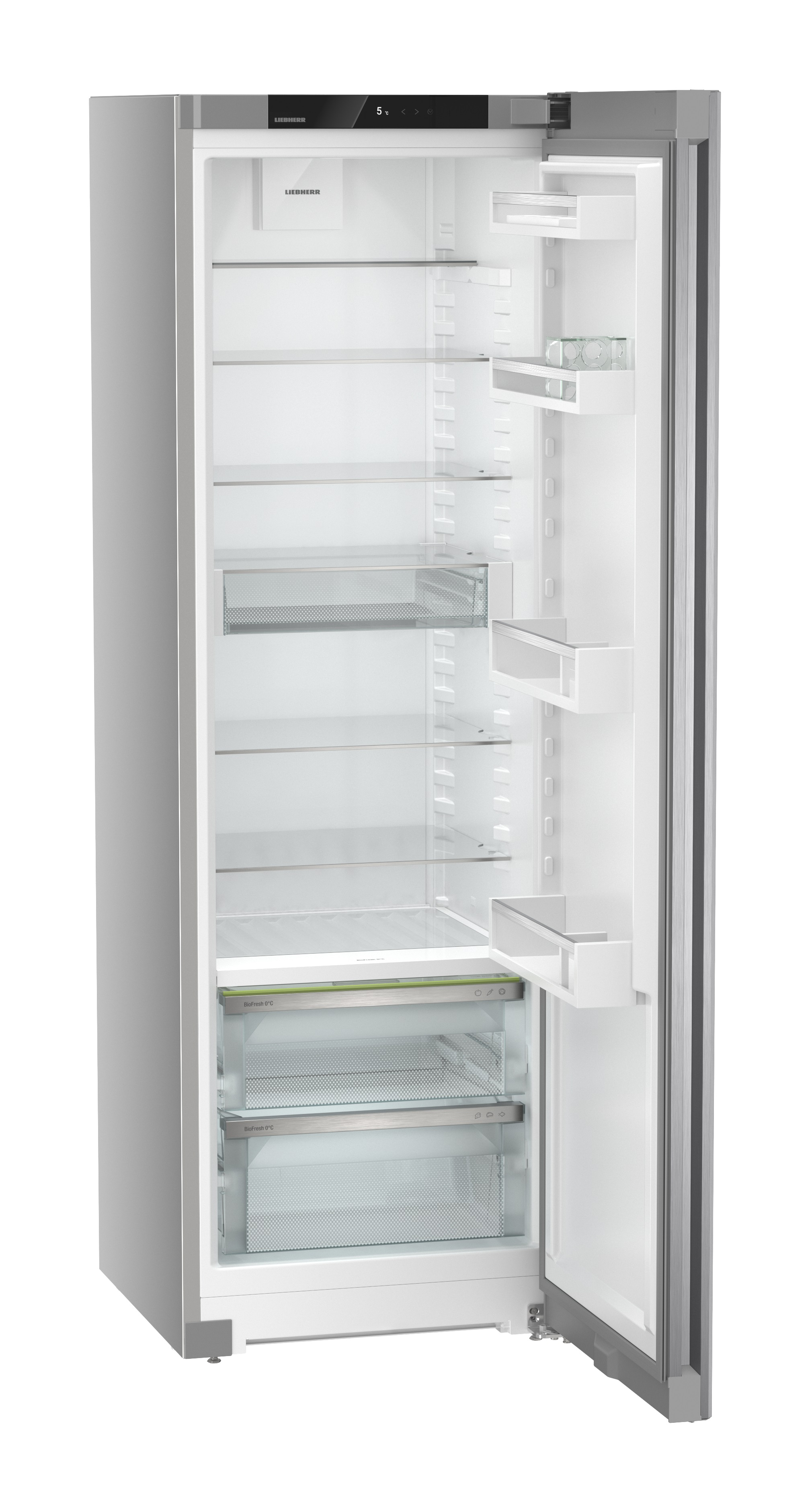 Un refrigerador gris con la puerta abierta. En el interior, hay estantes. El interior está limpio.