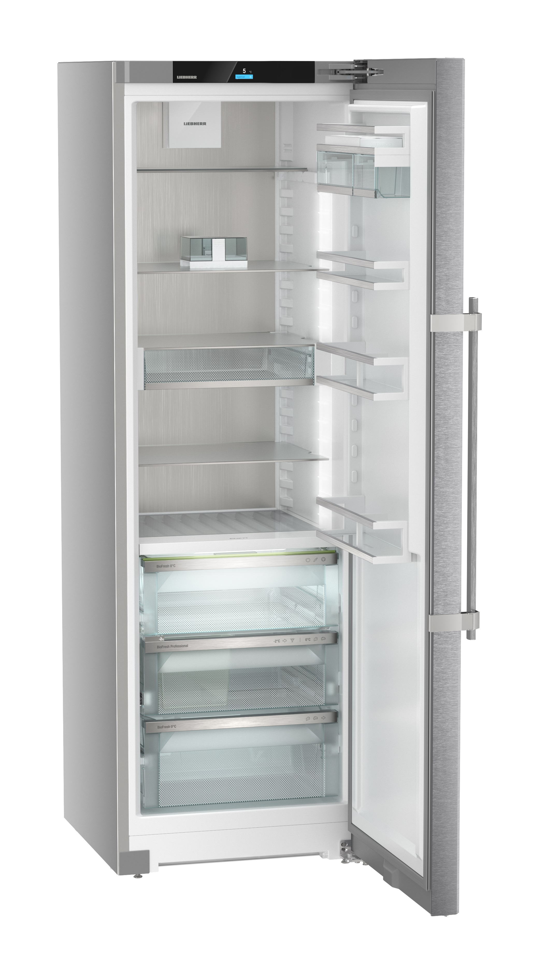 Un refrigerador Liebherr plateado con la puerta abierta, mostrando estantes y cajones.