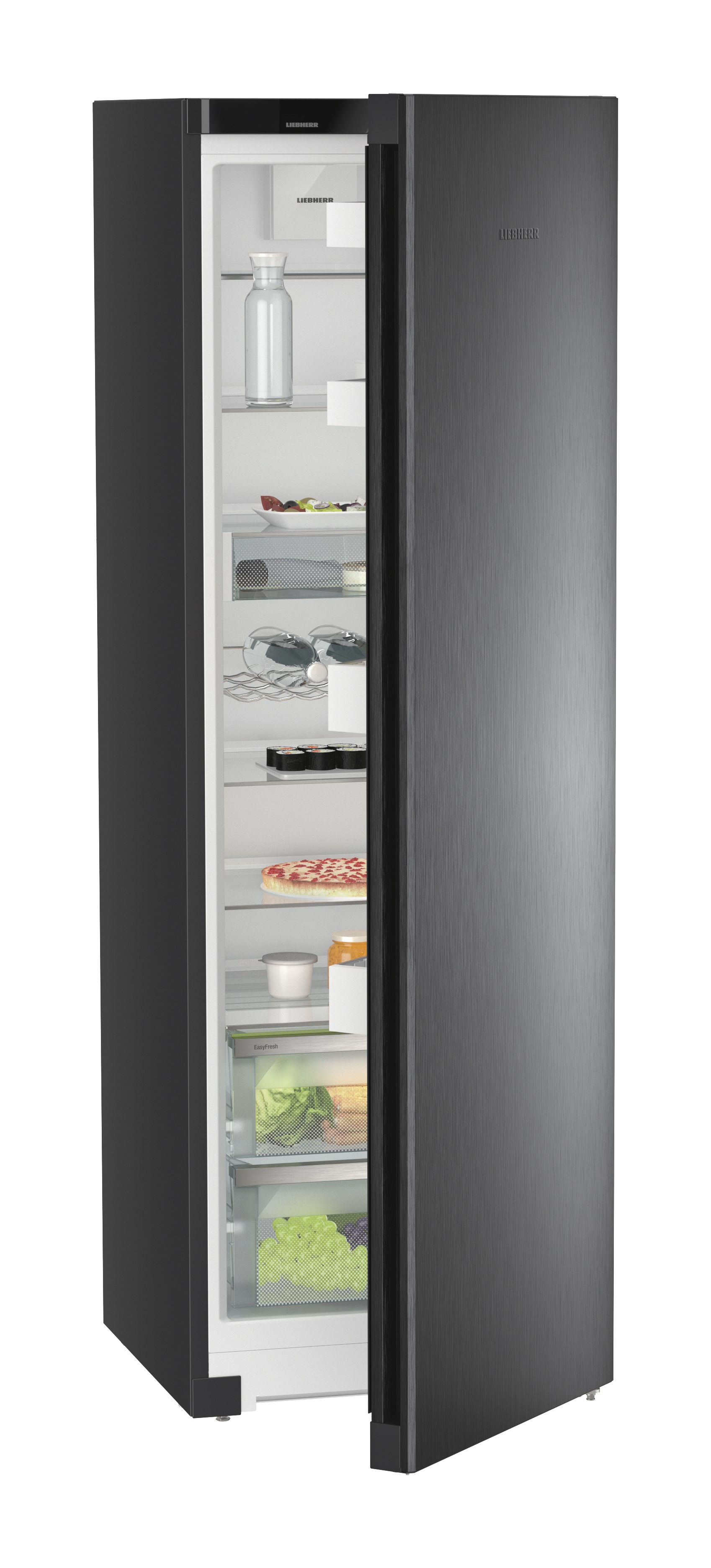 Refrigerador negro con puerta abierta. Estantes con comida y botellas dentro.