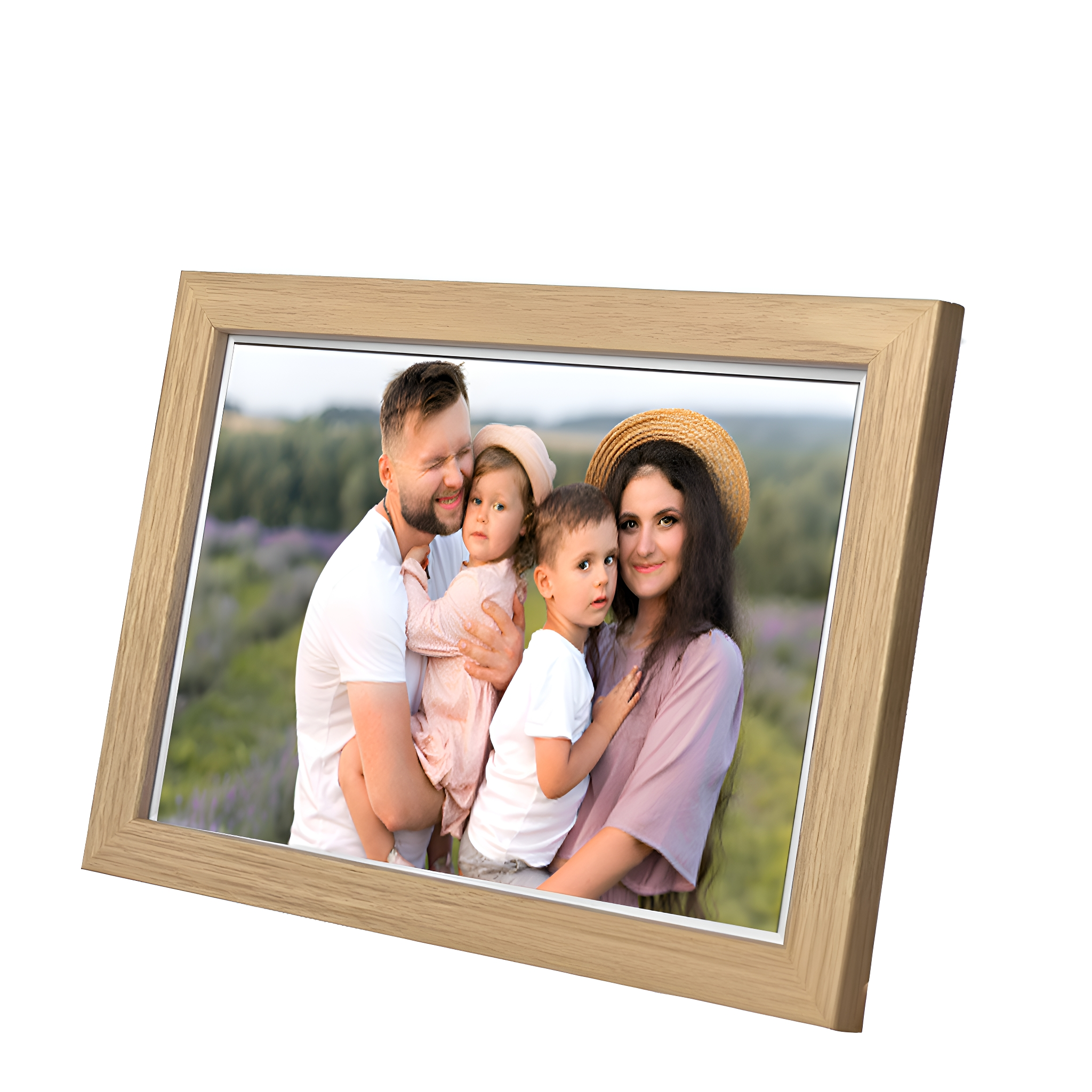 Ein gerahmtes Familienfoto. Eine vierköpfige Familie steht in einem Lavendelfeld.