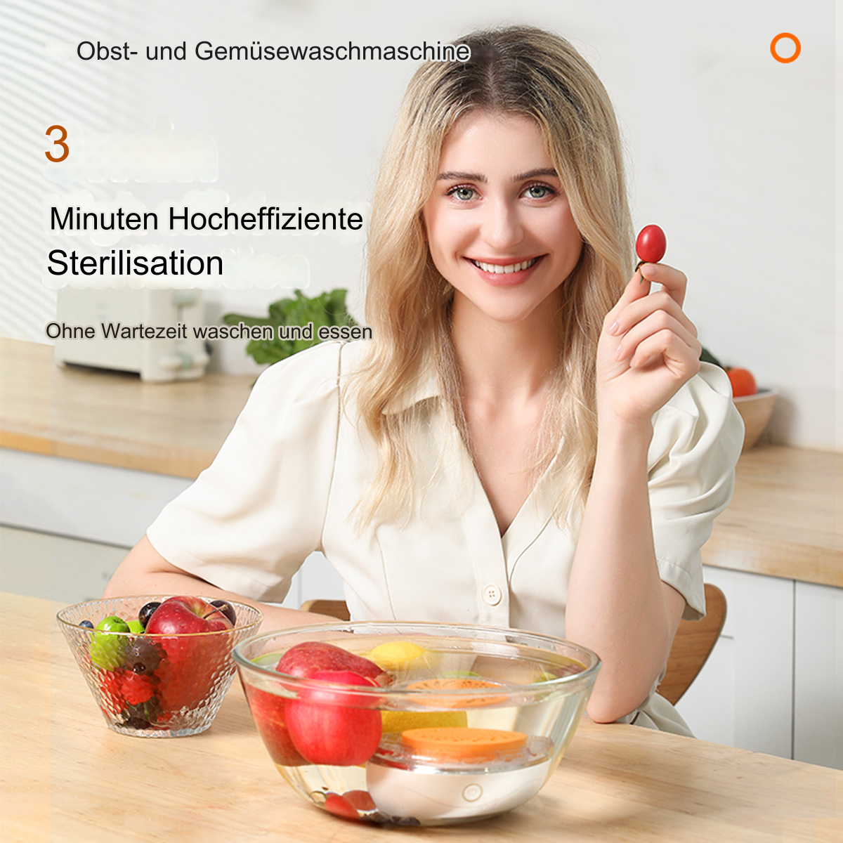 Eine Frau hält eine Tomate in einer Küche. Früchte in Schalen stehen auf dem Tisch.